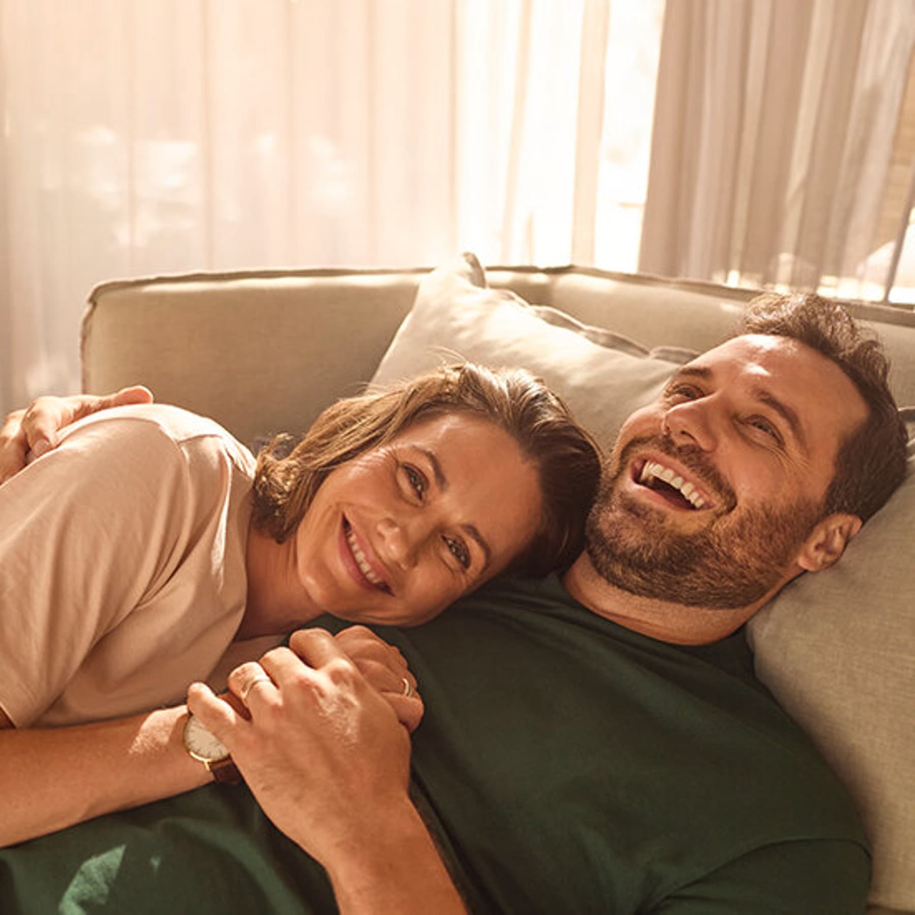 Couple allongé sur le canapé | Vaillant