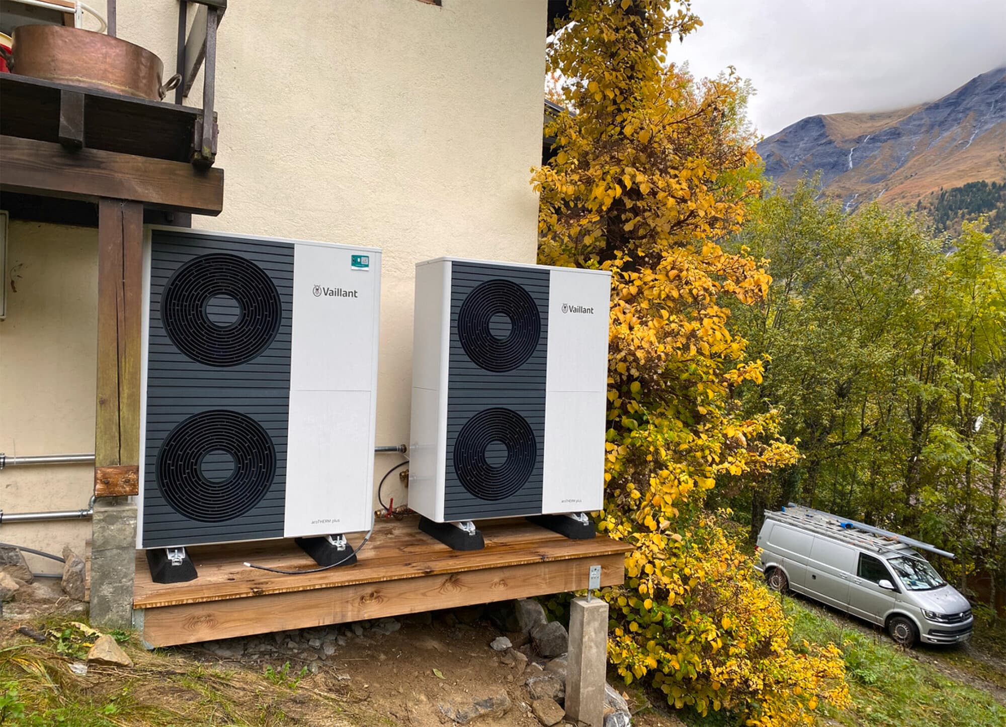 Vue de 2 pompes à chaleur près d'une maison | Vaillant
