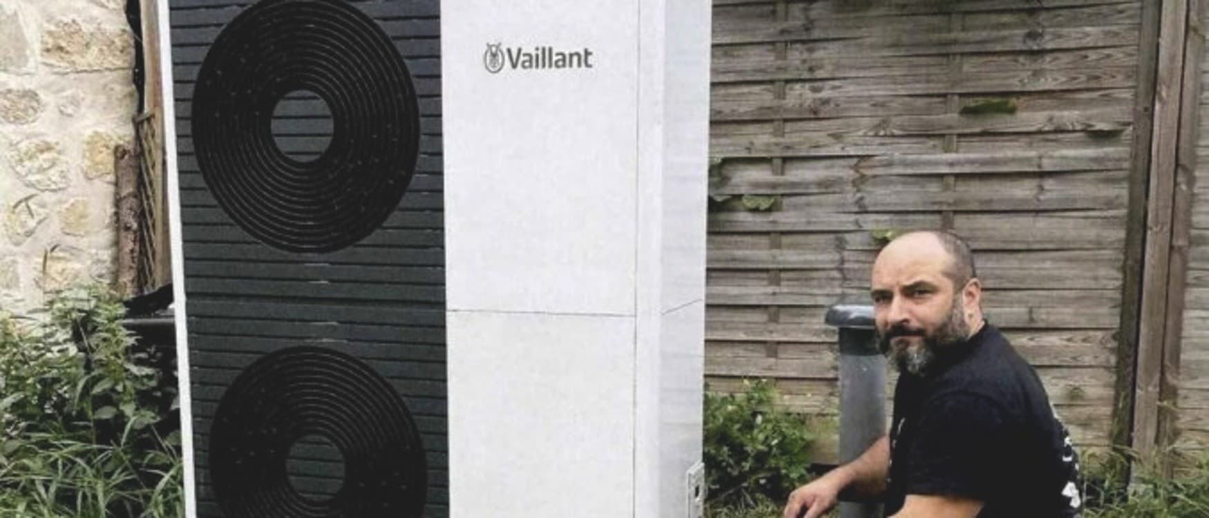 Entreprise Ceitil devant une unité de pompe à chaleur | Vaillant
