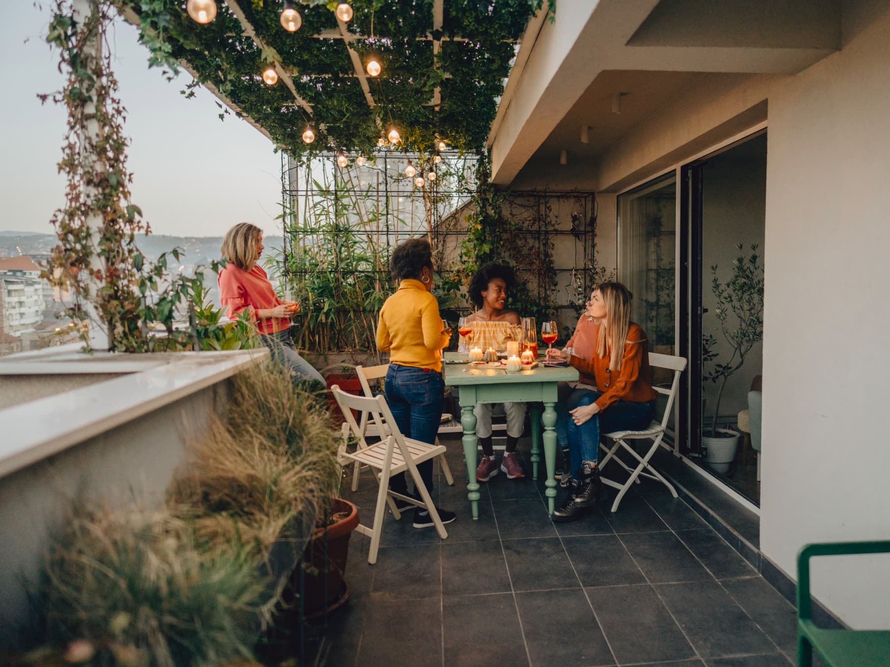 Des amis déjeunent sur leur terrasse | Vaillant