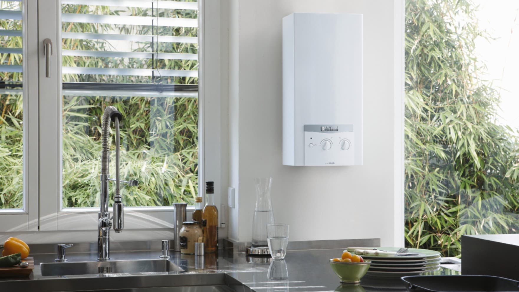 Chauffe-bains gaz atmoMAG dans une cuisine | Vaillant