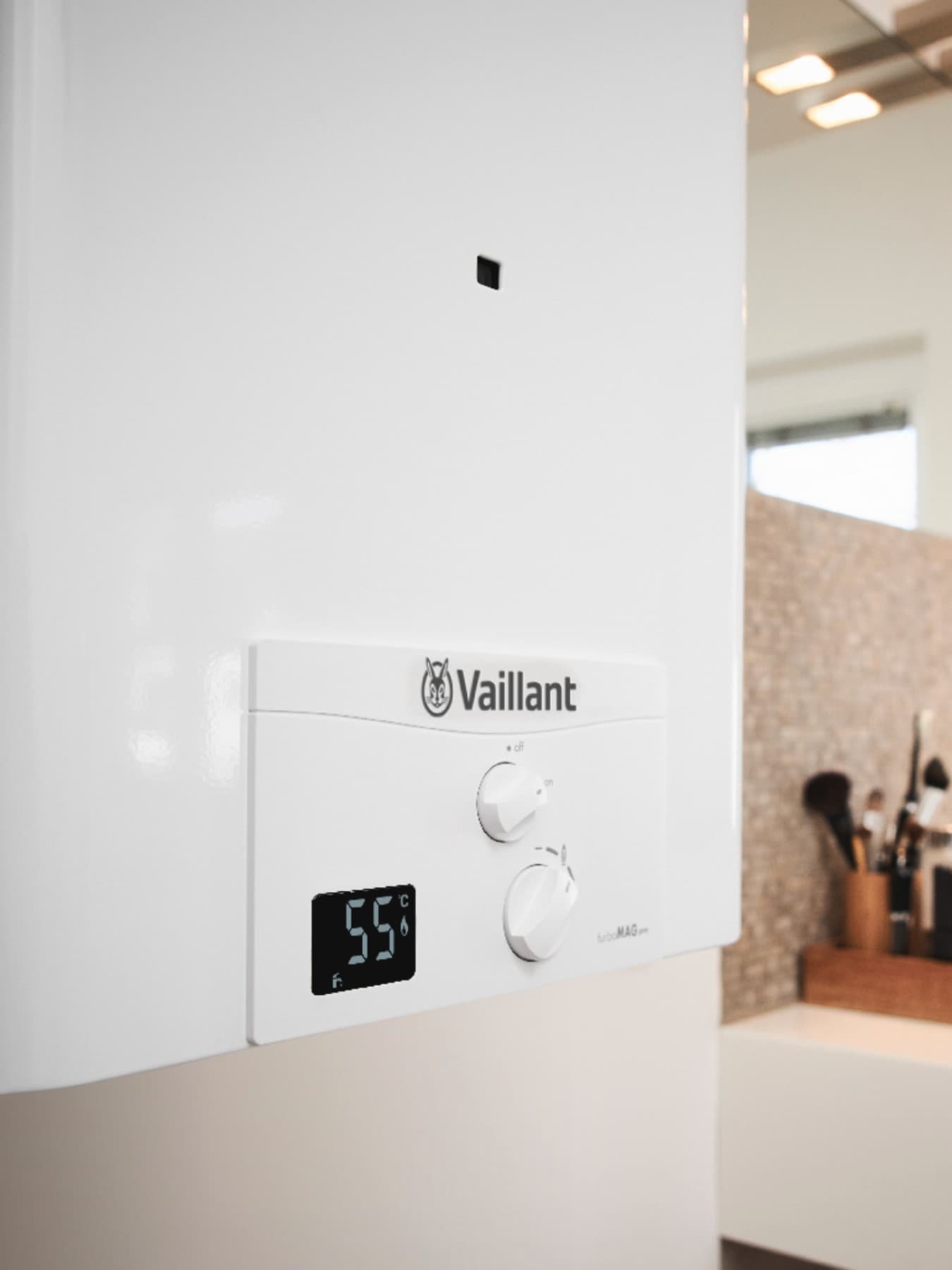 Un chauffe-eau installé dans une salle de bains | Vaillant