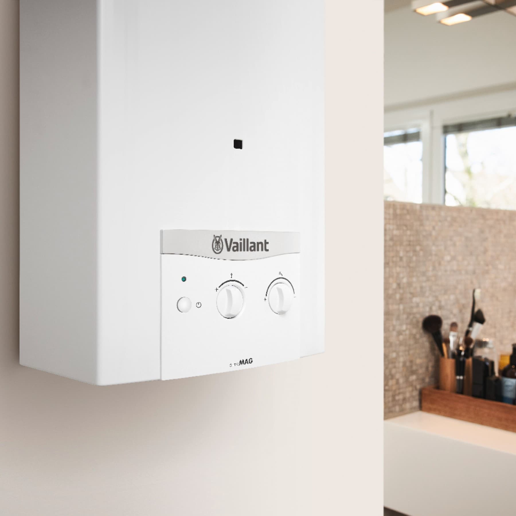 Un chauffe-eau atmoMAG installé dans une salle de bains | Vaillant