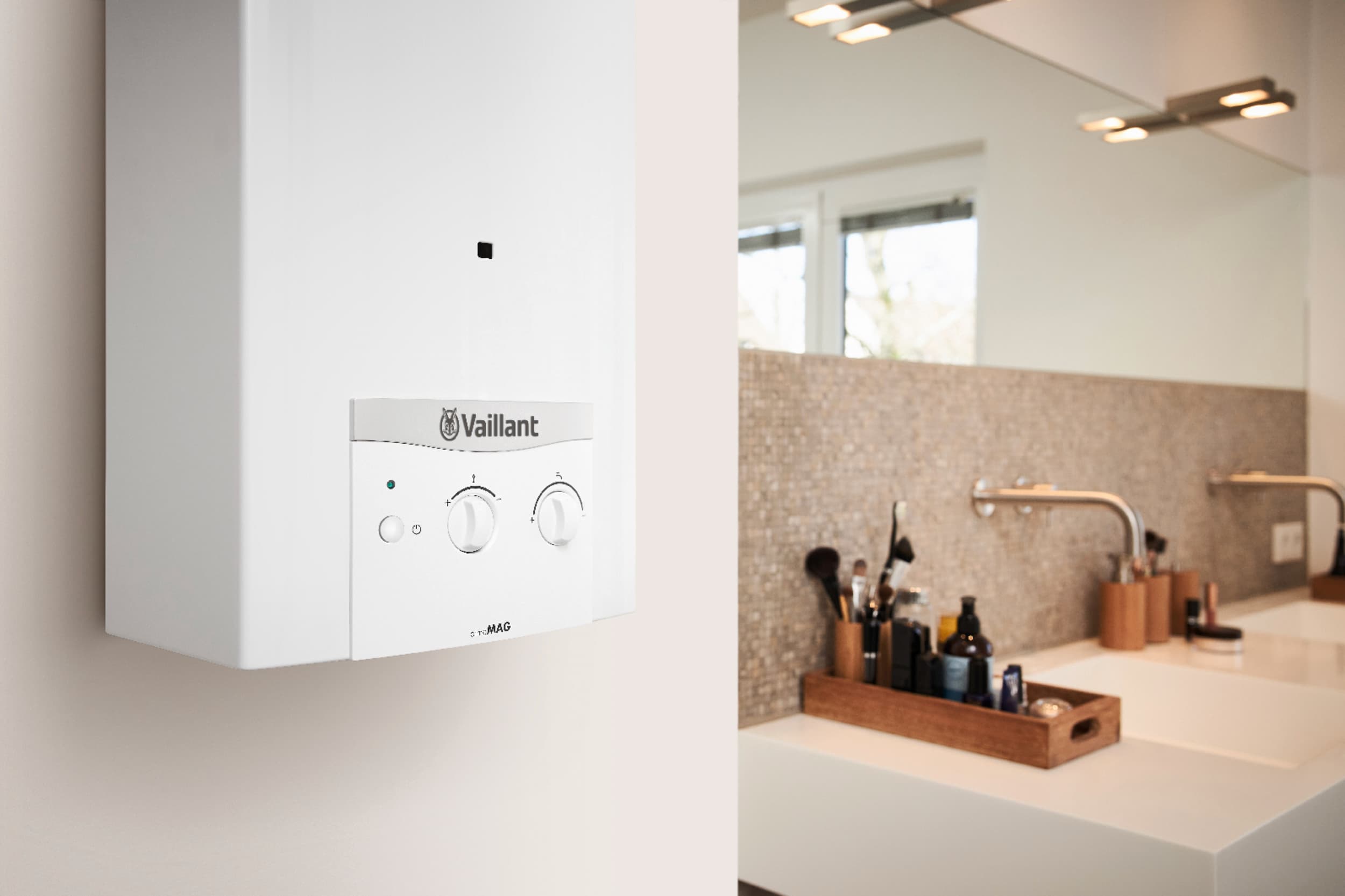 Chauffe-bain gaz atmoMAG dans une salle de bains | Vaillant