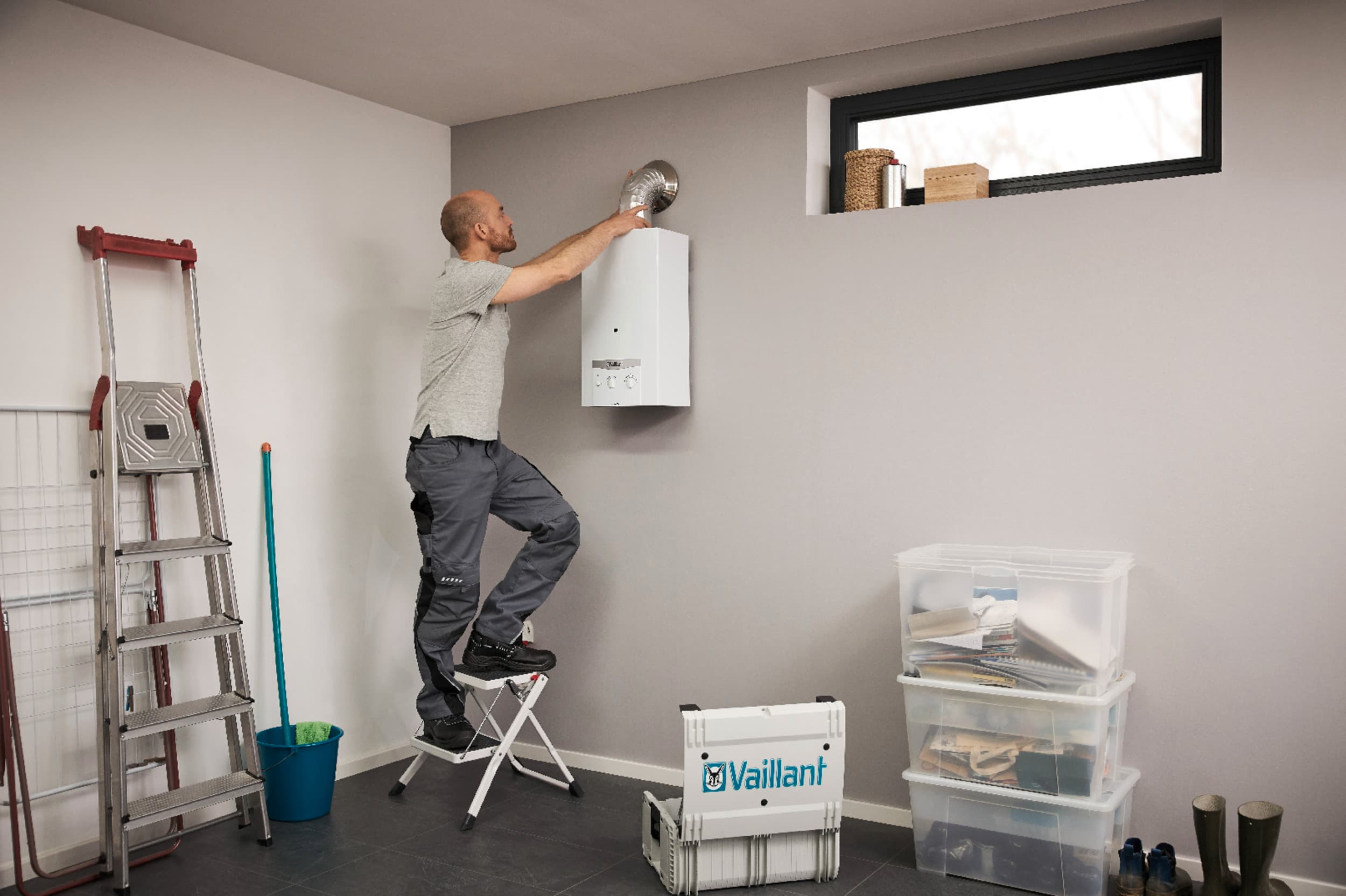 Un technicien installe une atmoMAG | Vaillant