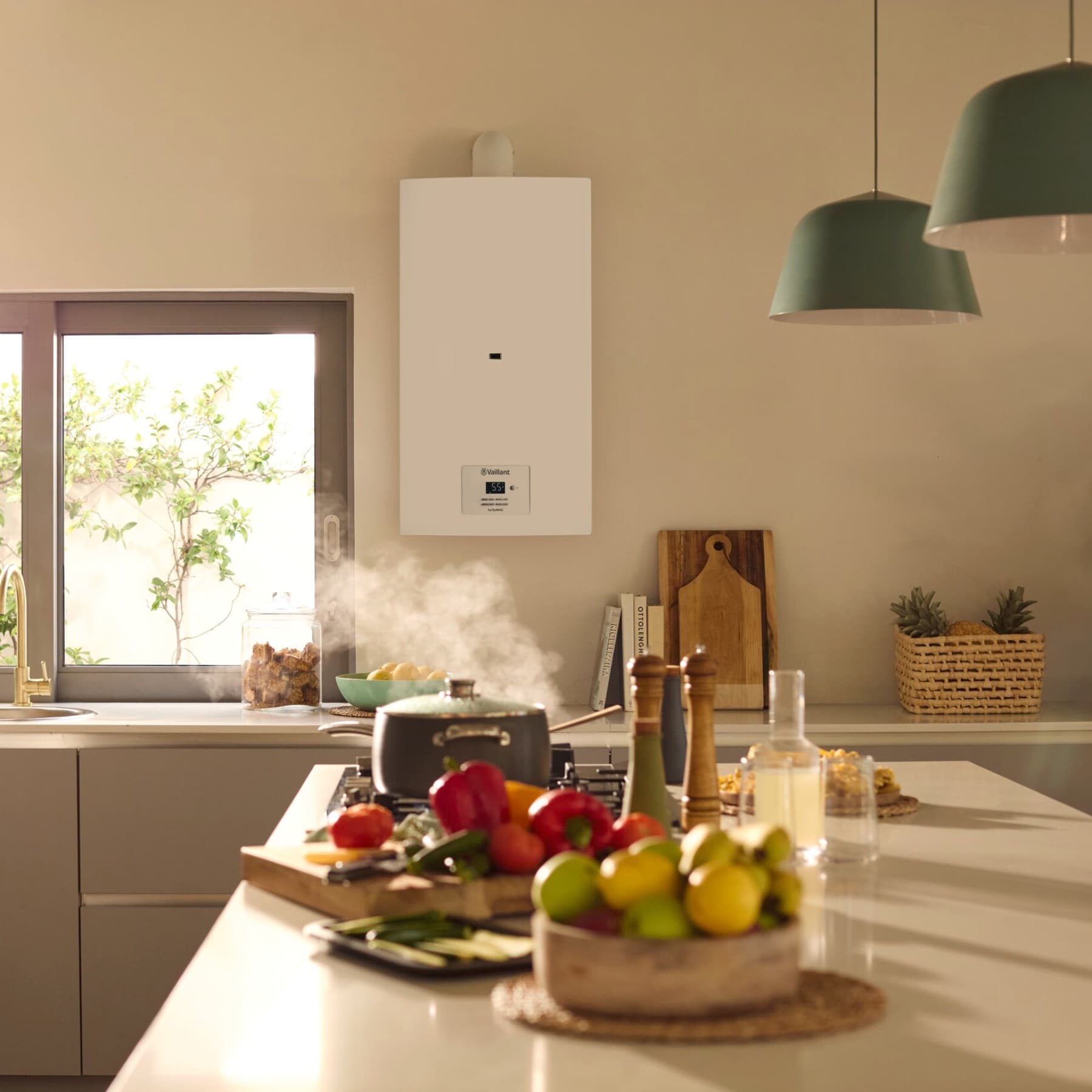 Un chauffe-eau gaz installé au mur dans une cuisine | Vaillant