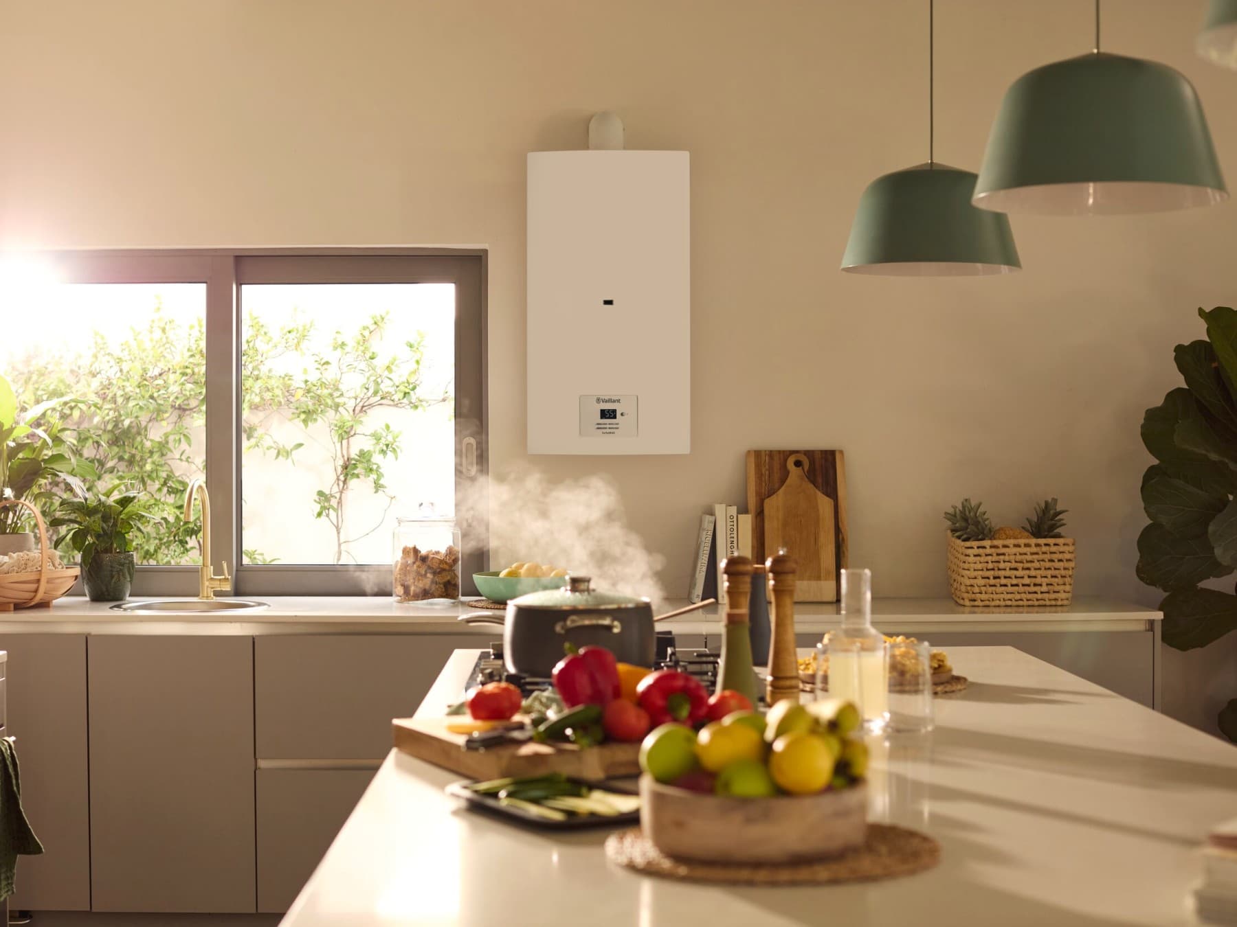 Un chauffe-eau gaz installé au mur dans une cuisine | Vaillant