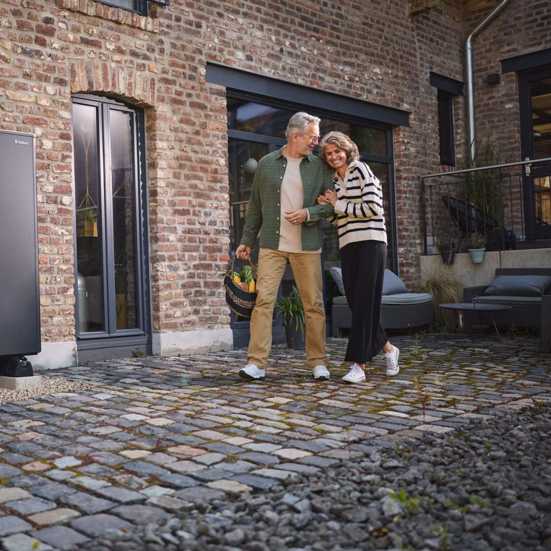 Un couple revient de leurs courses devant chez eux | Vaillant