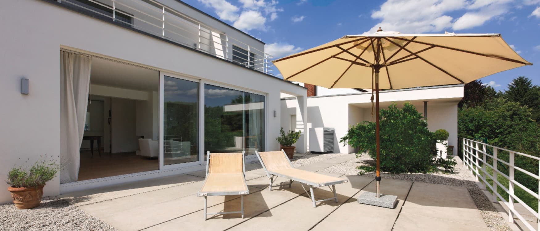 Deux transats sur une terrasse au soleil | Vaillant