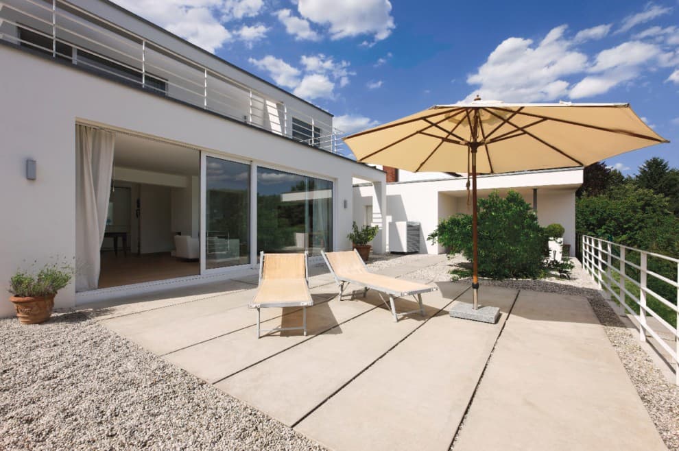 Deux transats sur une terrasse au soleil | Vaillant