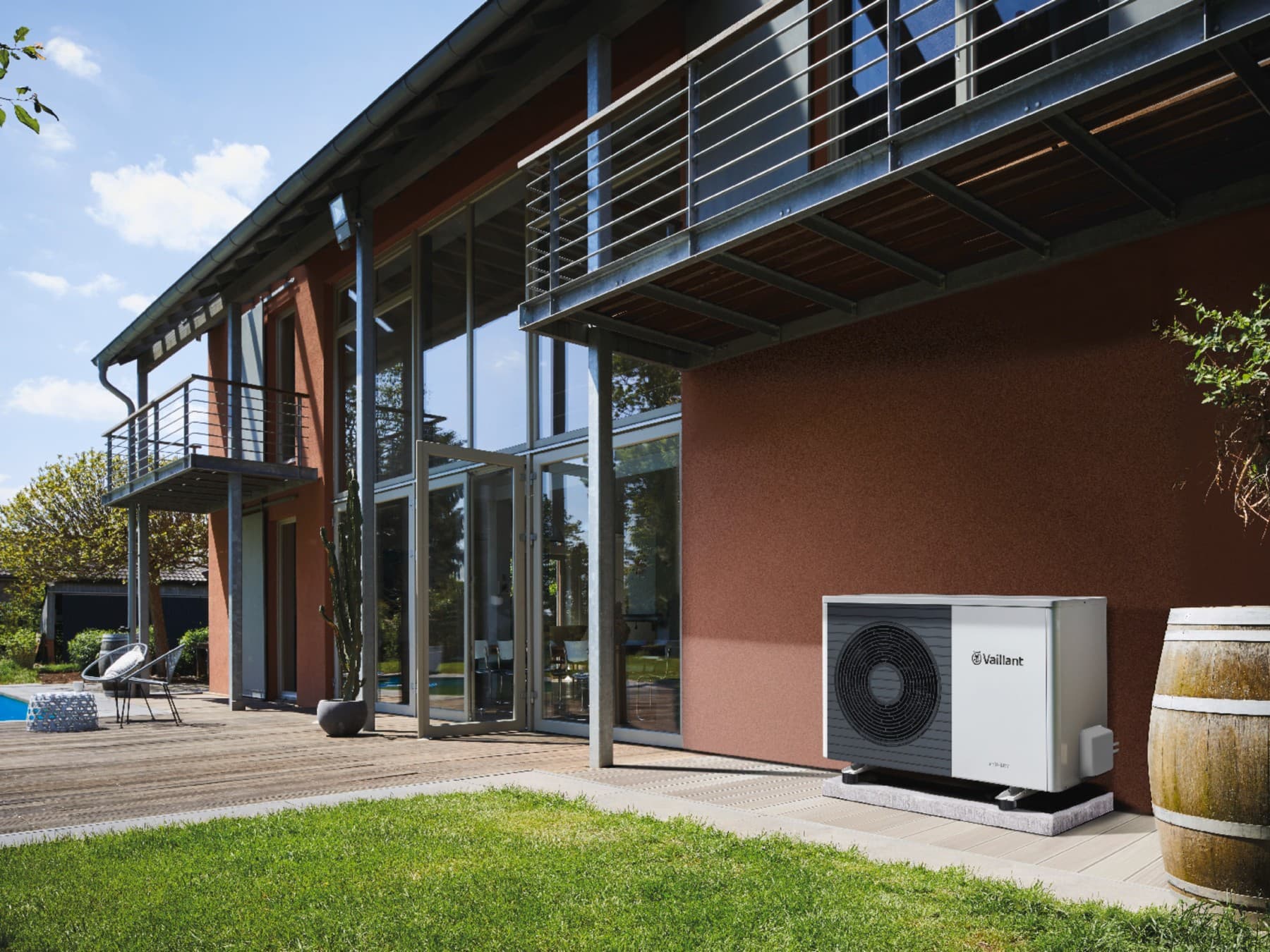 Pompe à chaleur installée le long d'un mur | Vaillant