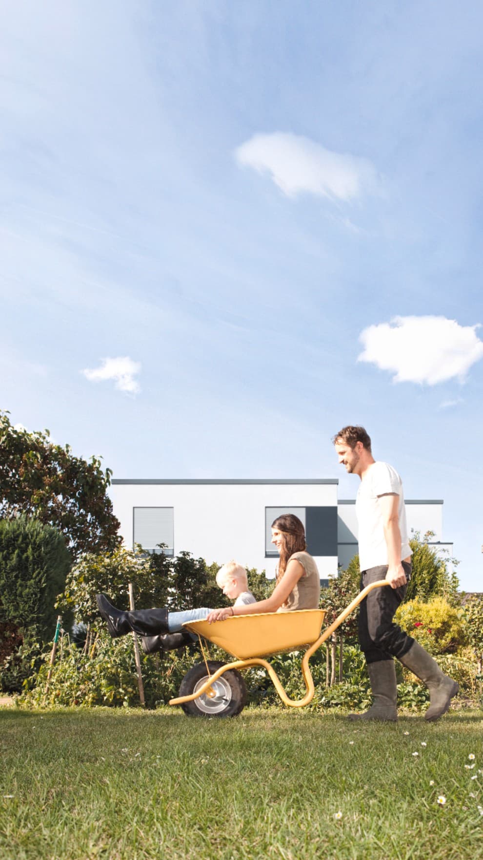 Famille jouant dans leur jardin | Vaillant