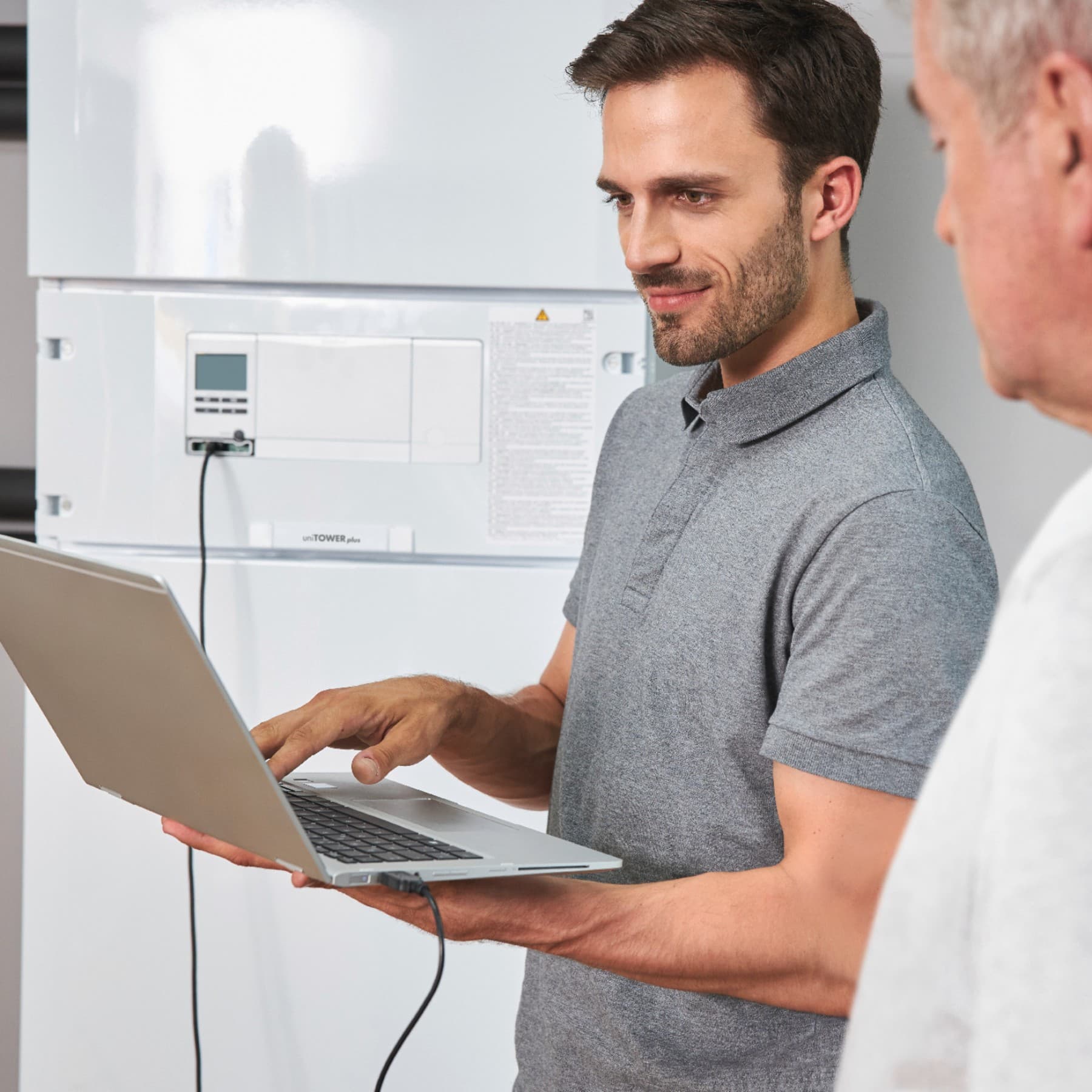 Un SAV dépanne la pompe à chaleur d'un client | Vaillant
