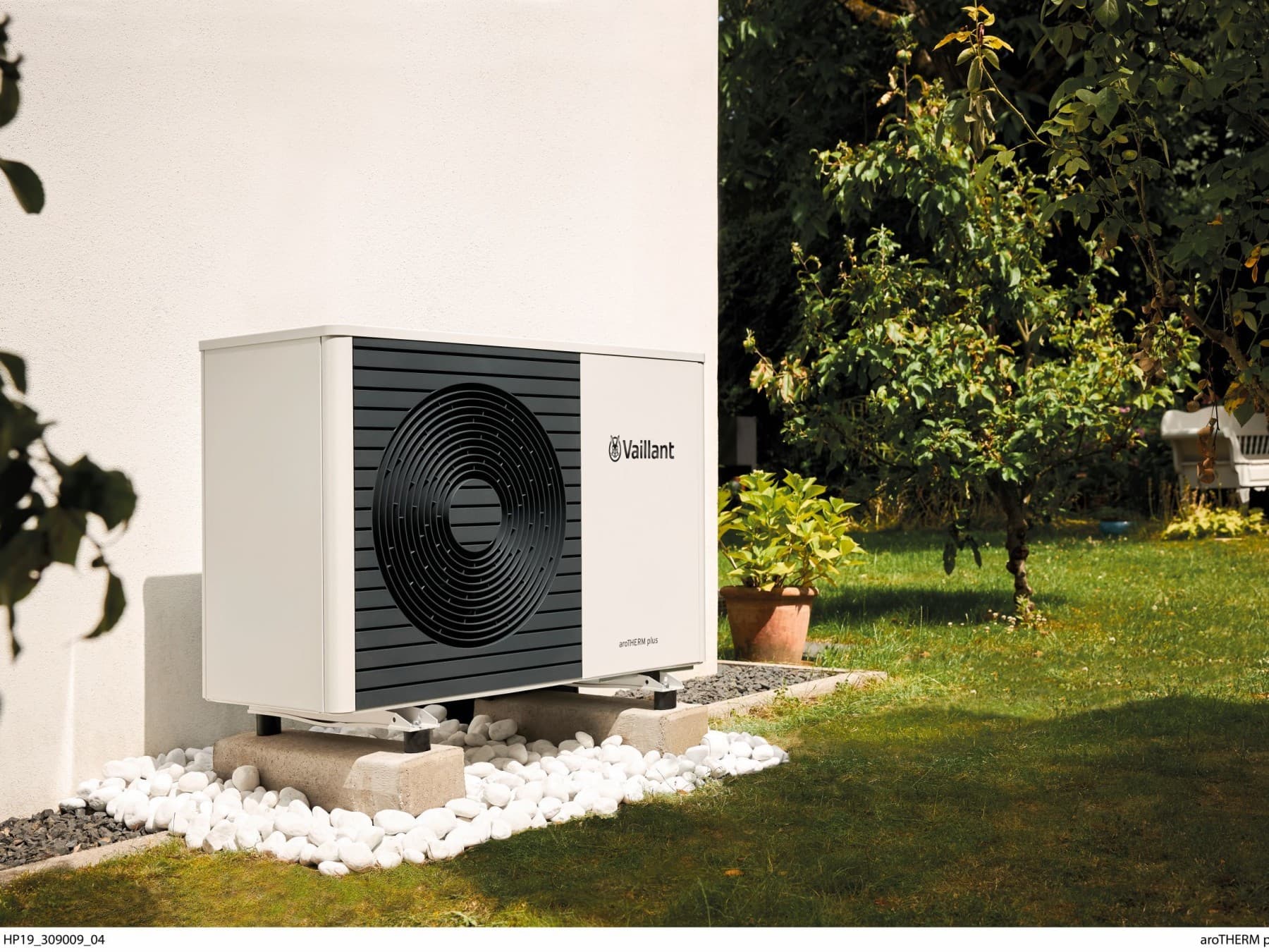 Pompe à chaleur devant dans un jardin | Vaillant