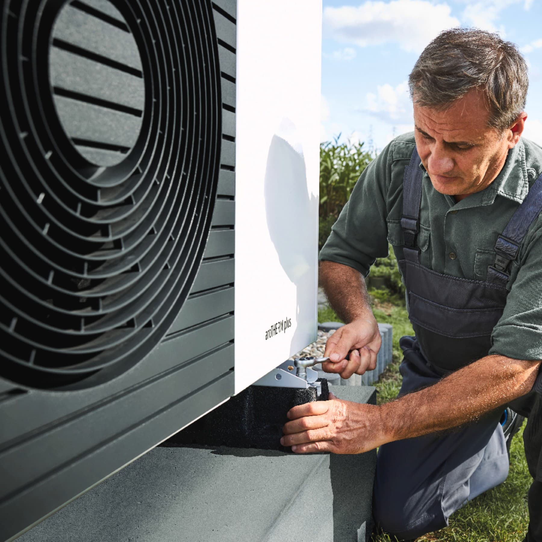 Un expert certifié entretient une pompe à chaleur | Vaillant