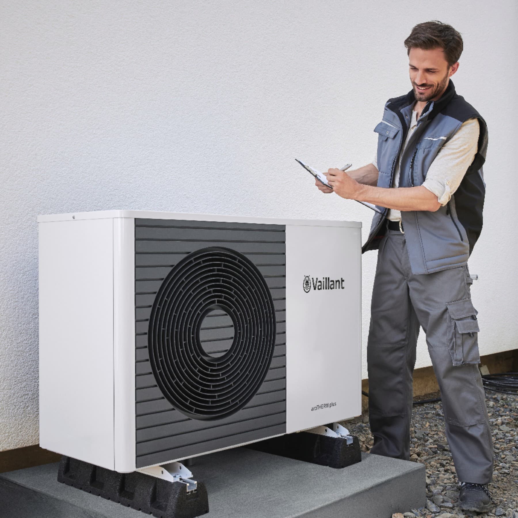 Diagnostiqueur réalisant un bilan thermique | Vaillant