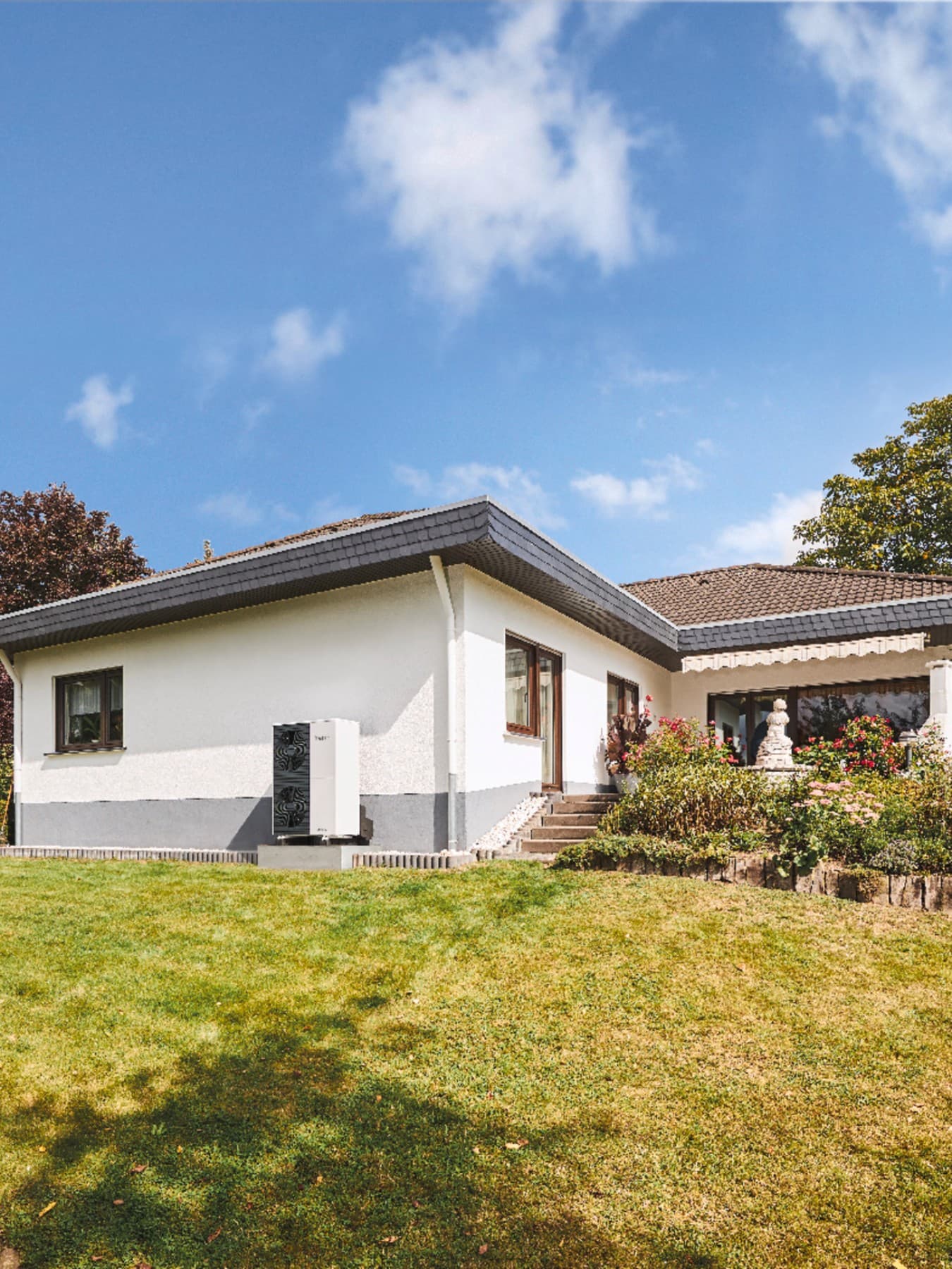 Maison moderne du milieu du siècle équipée d'une pompe à chaleur | Vaillant