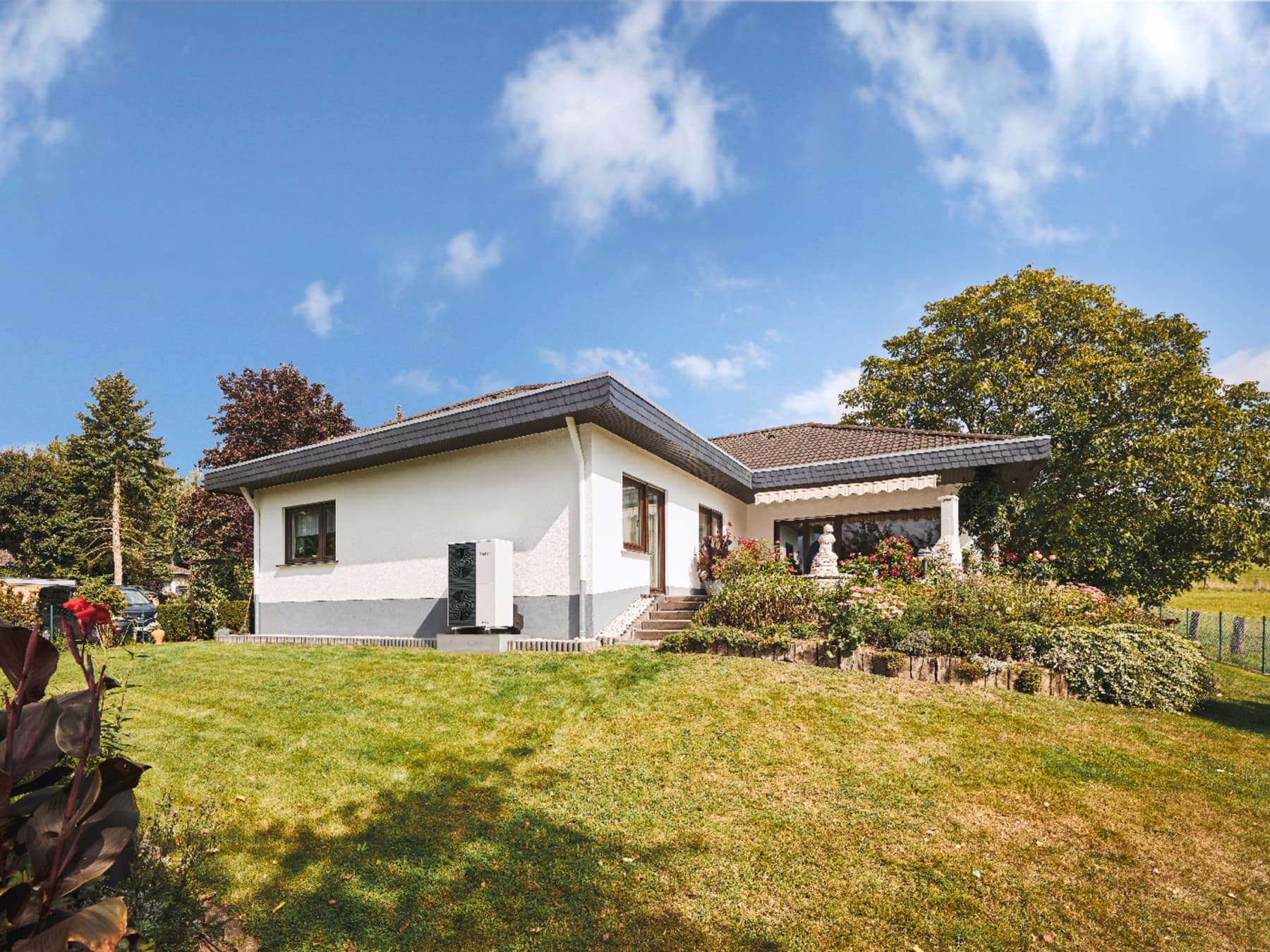 Maison moderne du milieu du siècle équipée d'une pompe à chaleur | Vaillant
