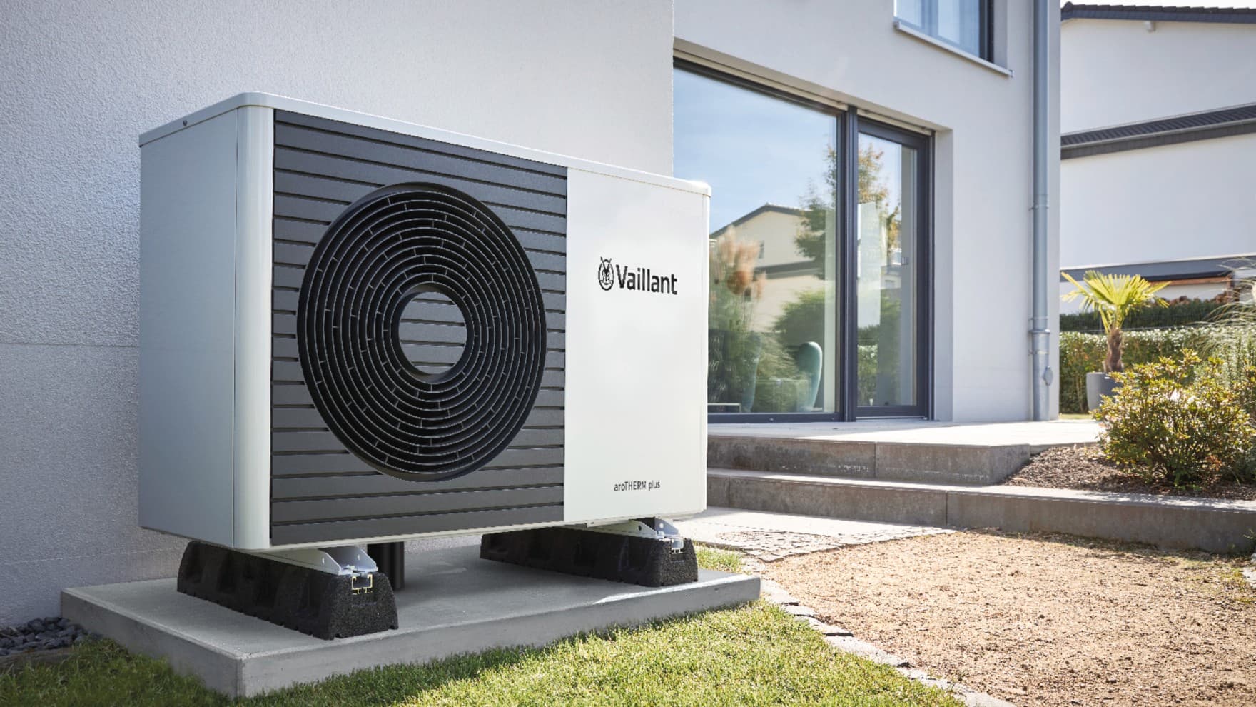 Pompe à chaleur Vaillant devant une maison moderne | Vaillant