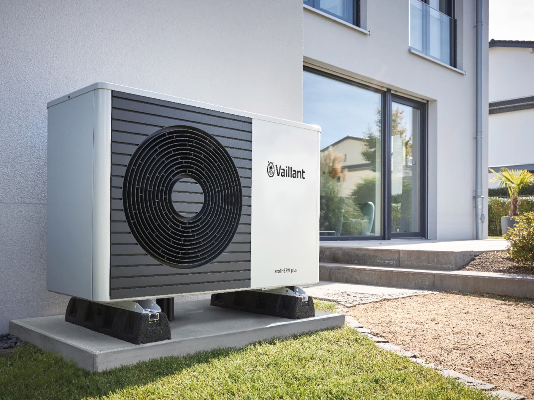 Pompe à chaleur devant une maison | Vaillant
