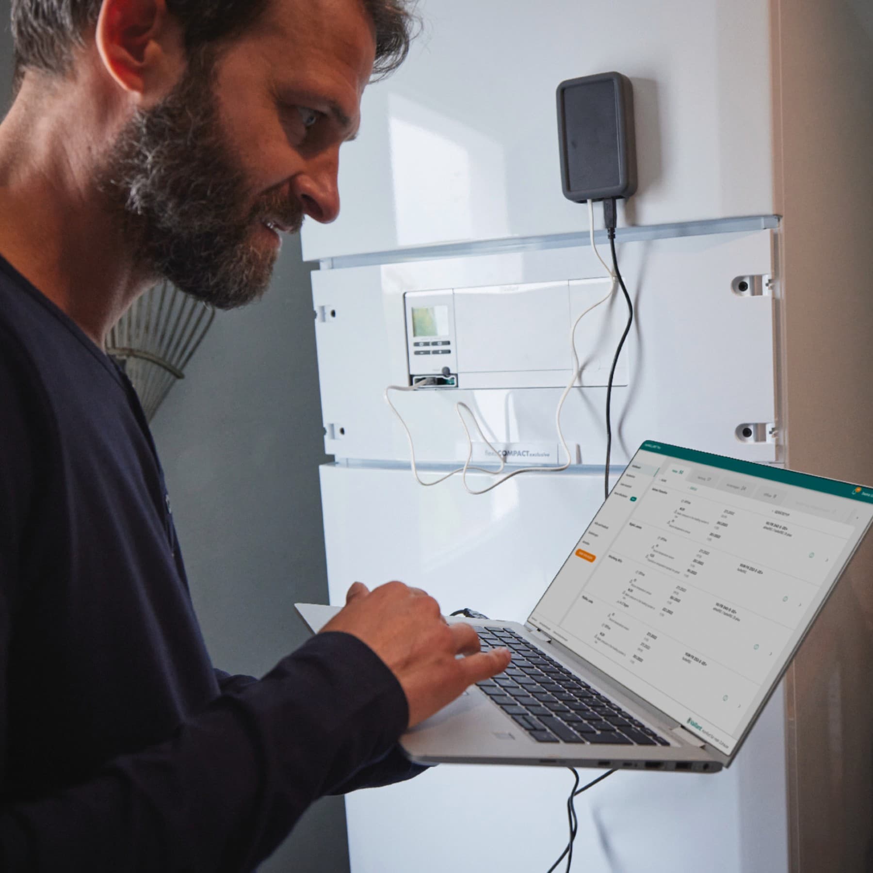 Un professionnel qui manipule un équipement de chauffage | Vaillant