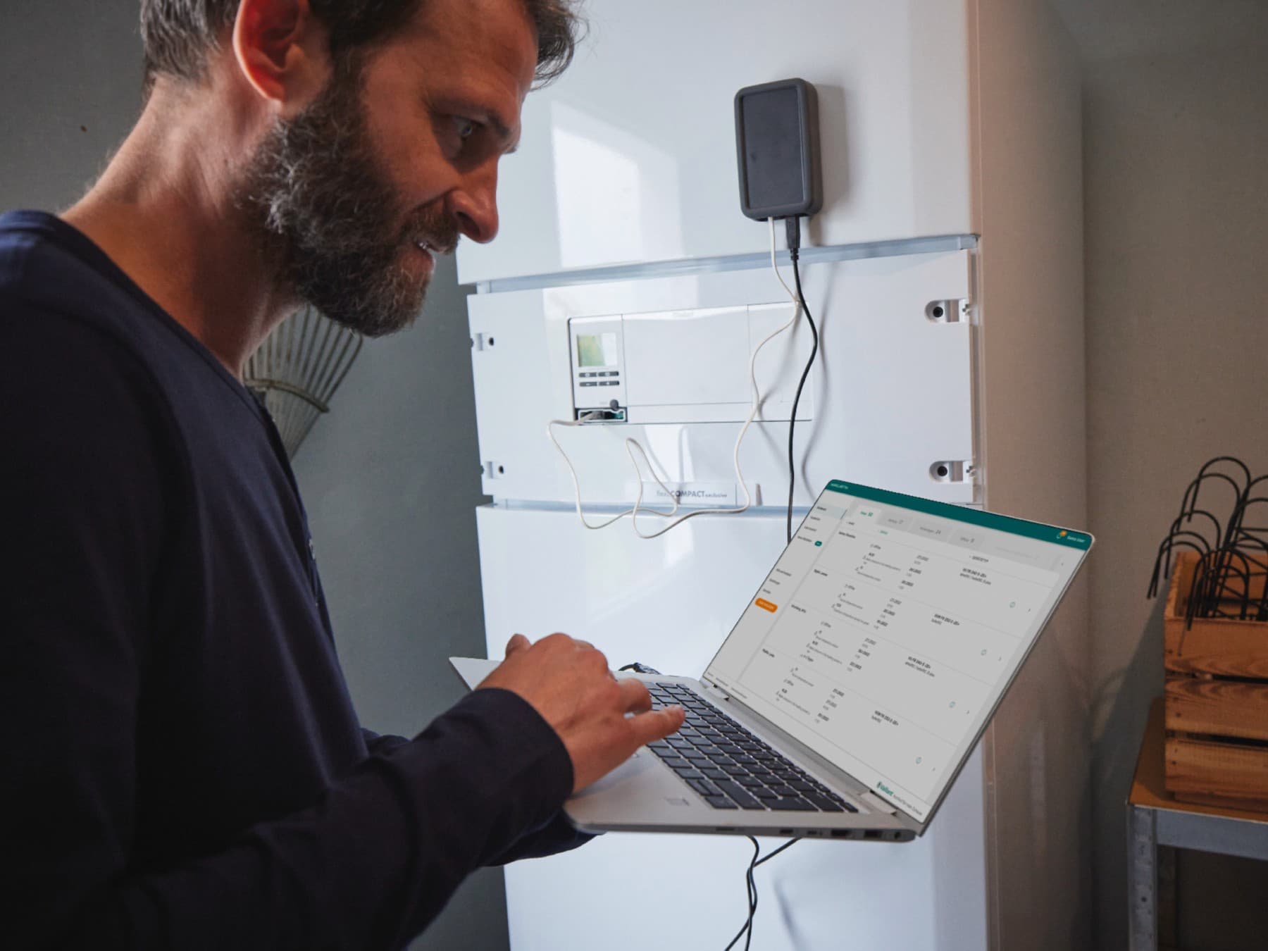 Un expert certifié entretient une pompe à chaleur dans un garage | Vaillant