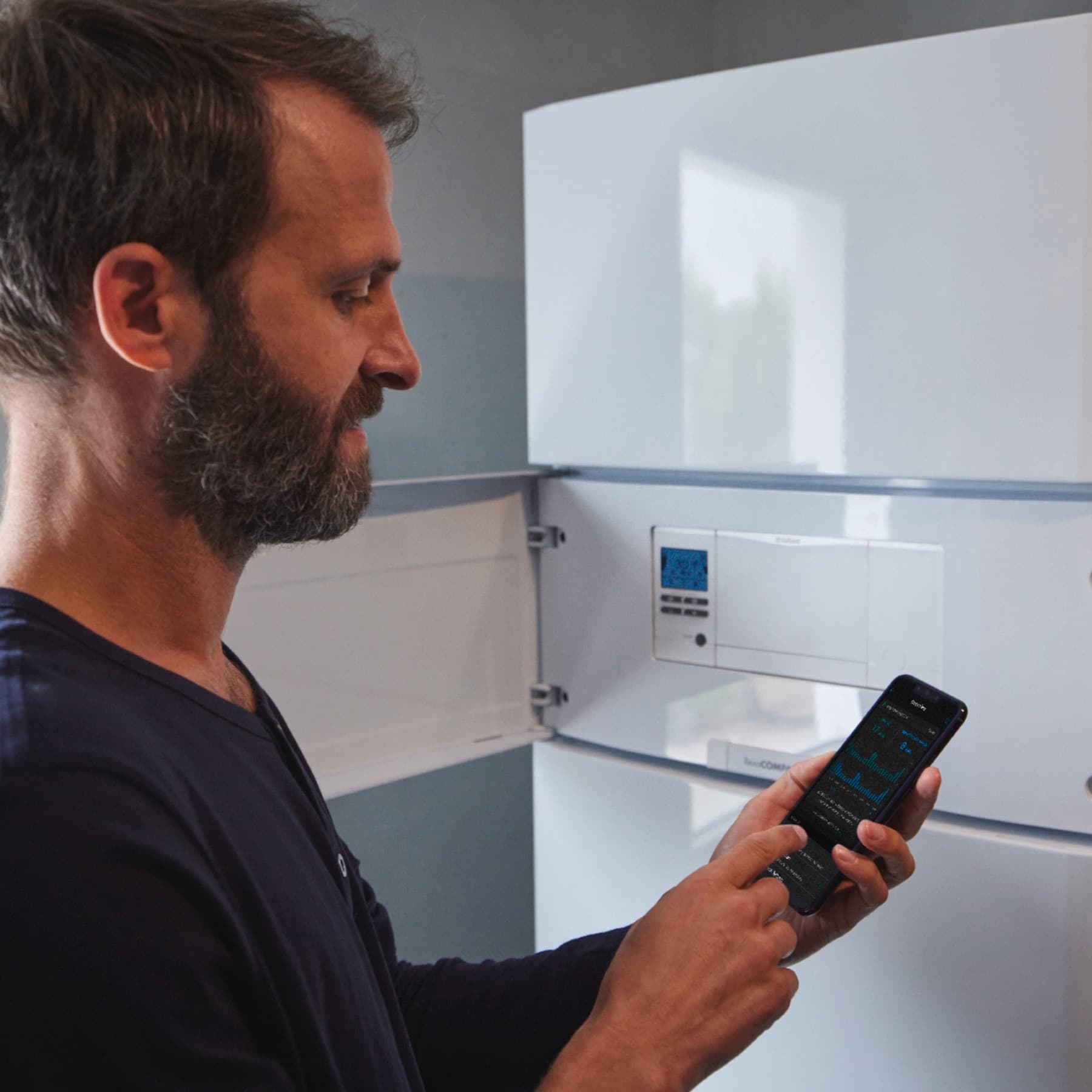 Diagnostiqueur prenant les informations de l'audit thermique | Vaillant