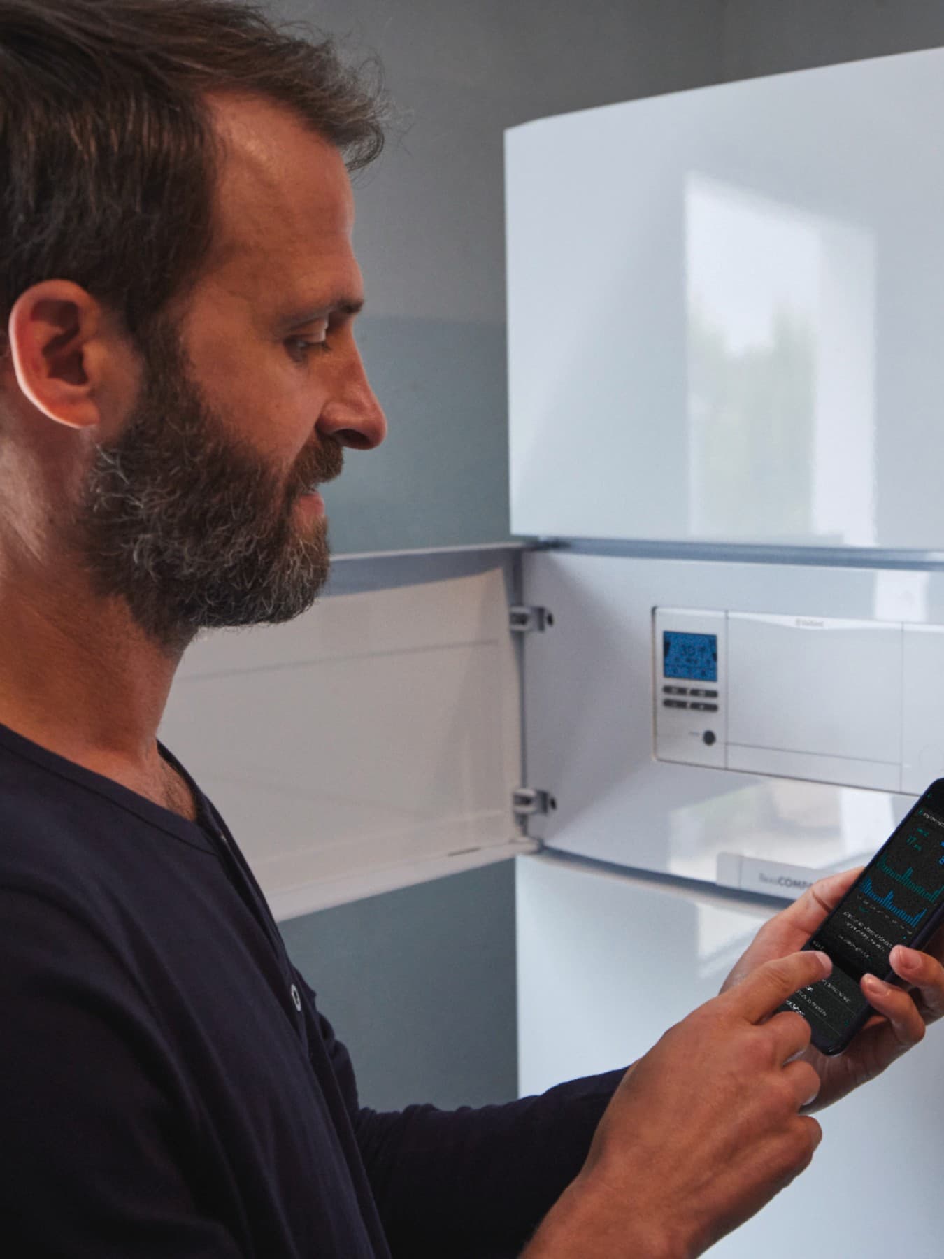 Diagnostiqueur prenant les informations de l'audit thermique | Vaillant