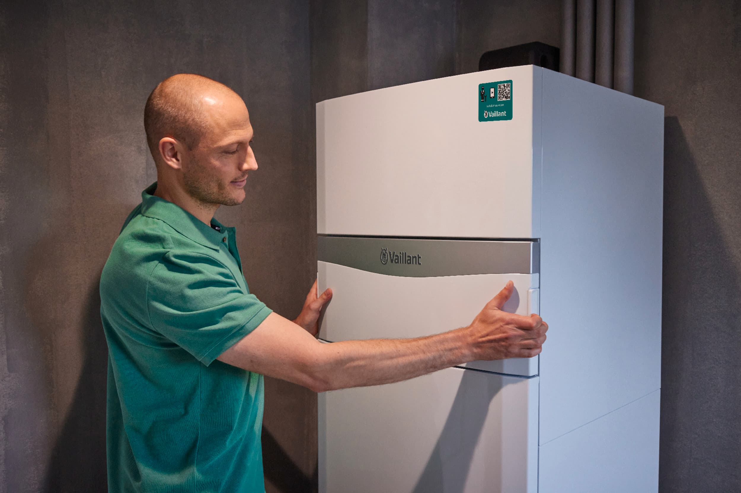 Un technicien entrain d'installer une auroCOMPACT | Vaillant