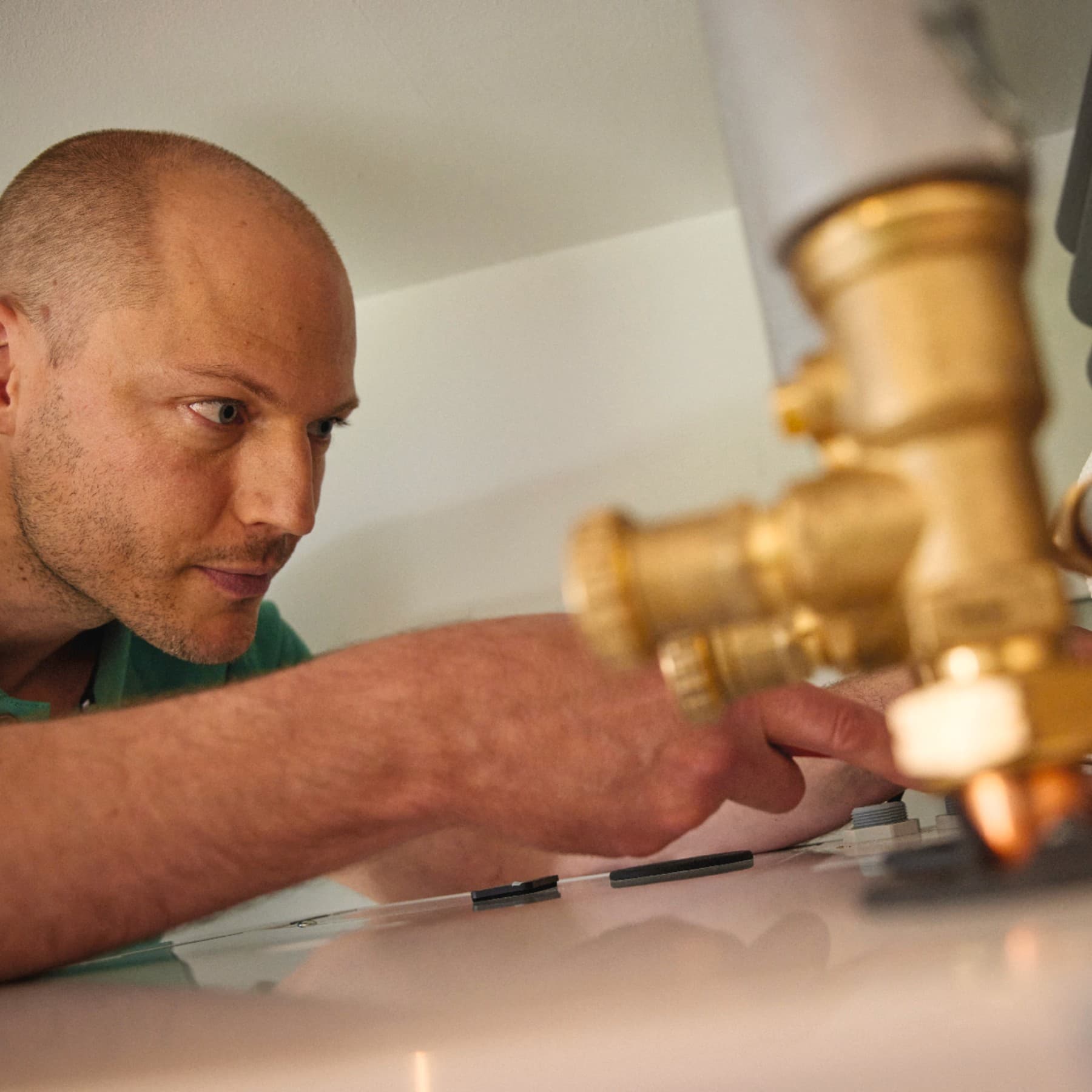 Installateur raccordant les foyers au réseau de chauffage urbain | Vaillant