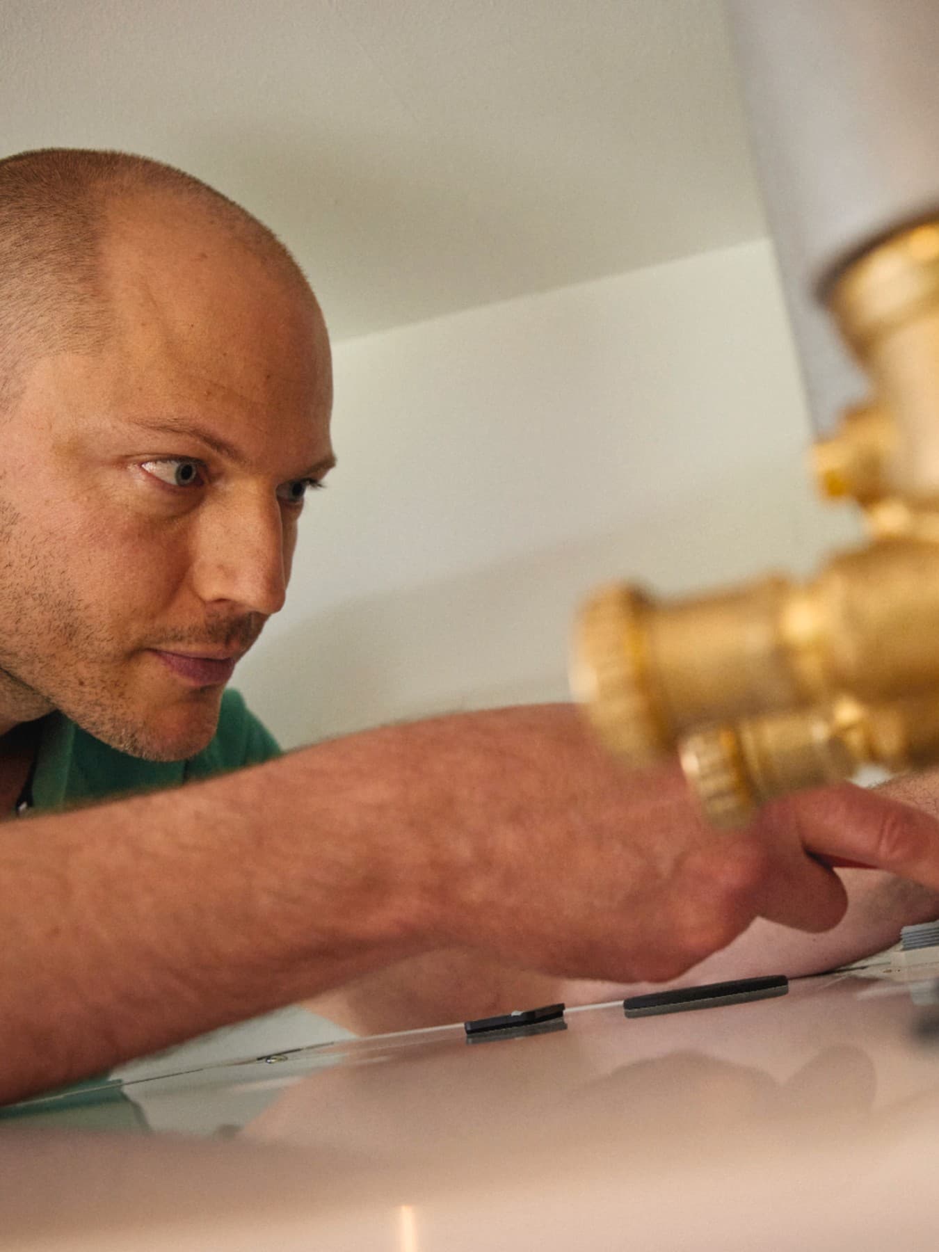 Installateur raccordant les foyers au réseau de chauffage urbain | Vaillant