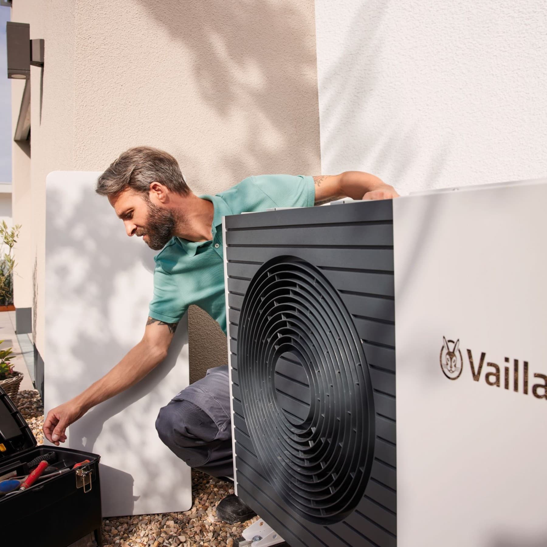 Pompe à chaleur en cours d'installation par un installateur | Vaillant