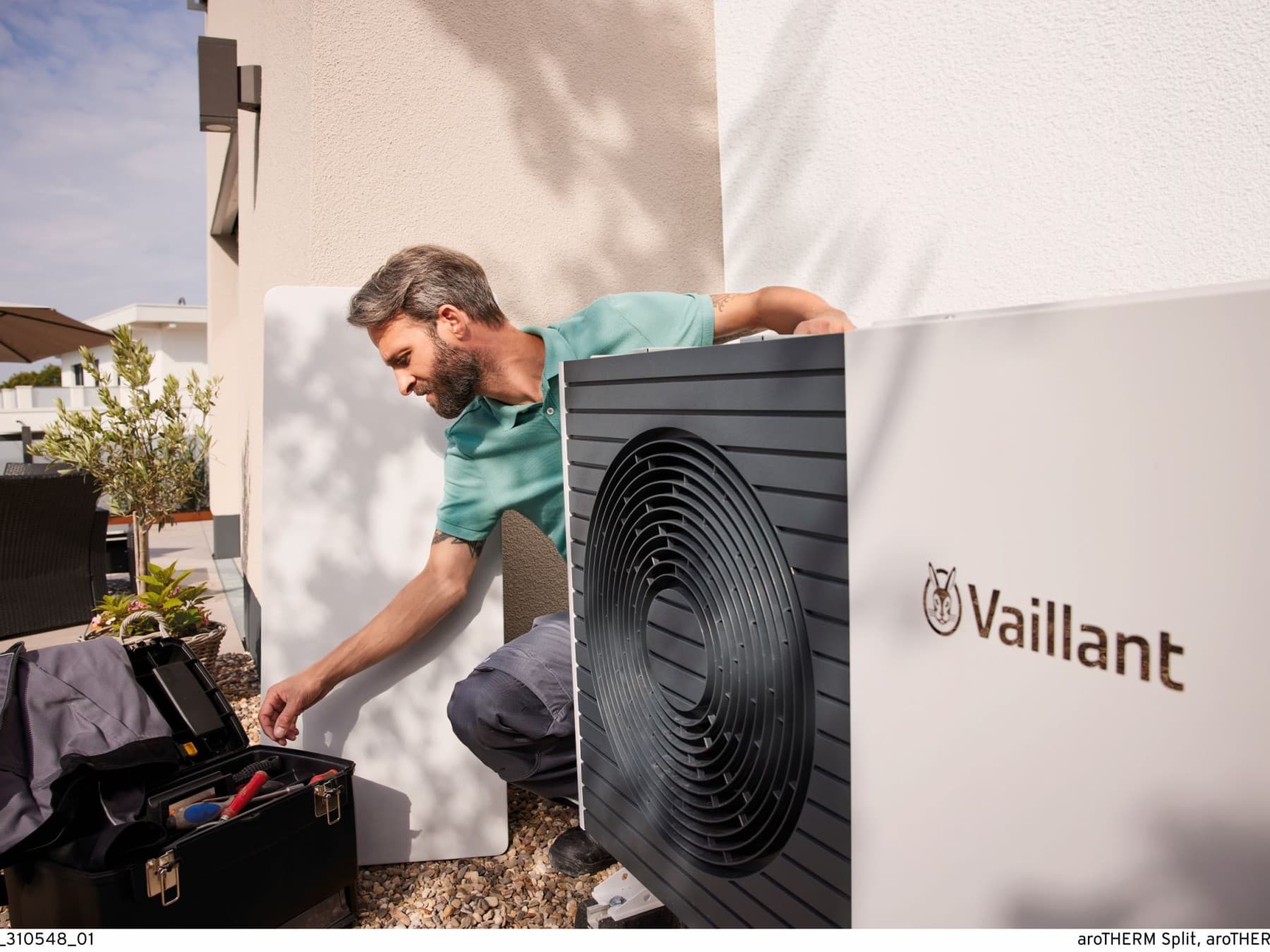 Pompe à chaleur en cours d'installation par un installateur | Vaillant