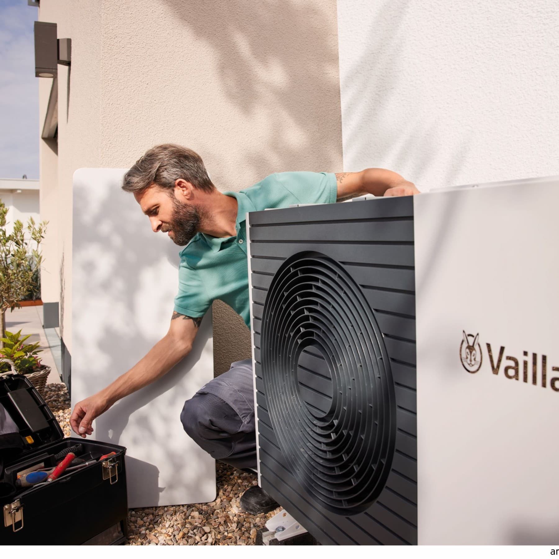 Installateur travaillant sur une pompe à chaleur | Vaillant