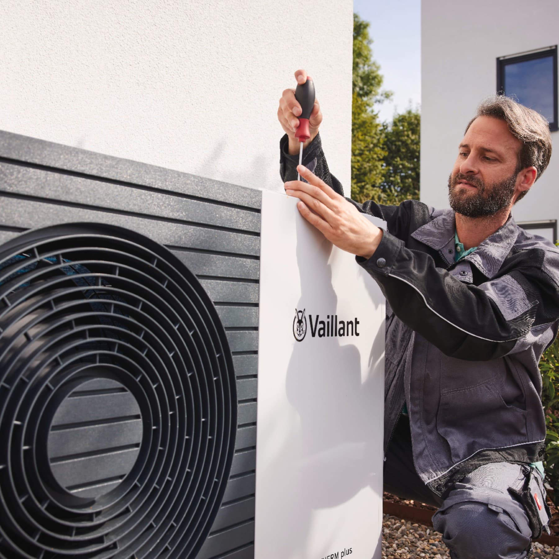 Un SAV vérifie une unité de pompe à chaleur | Vaillant