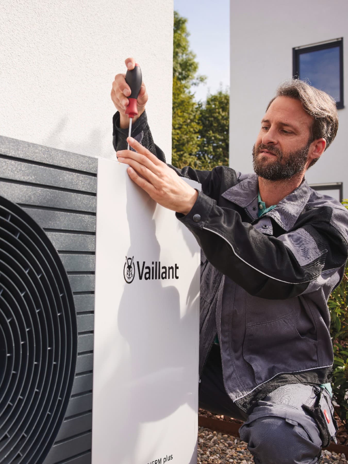 Un SAV vérifie une unité de pompe à chaleur | Vaillant