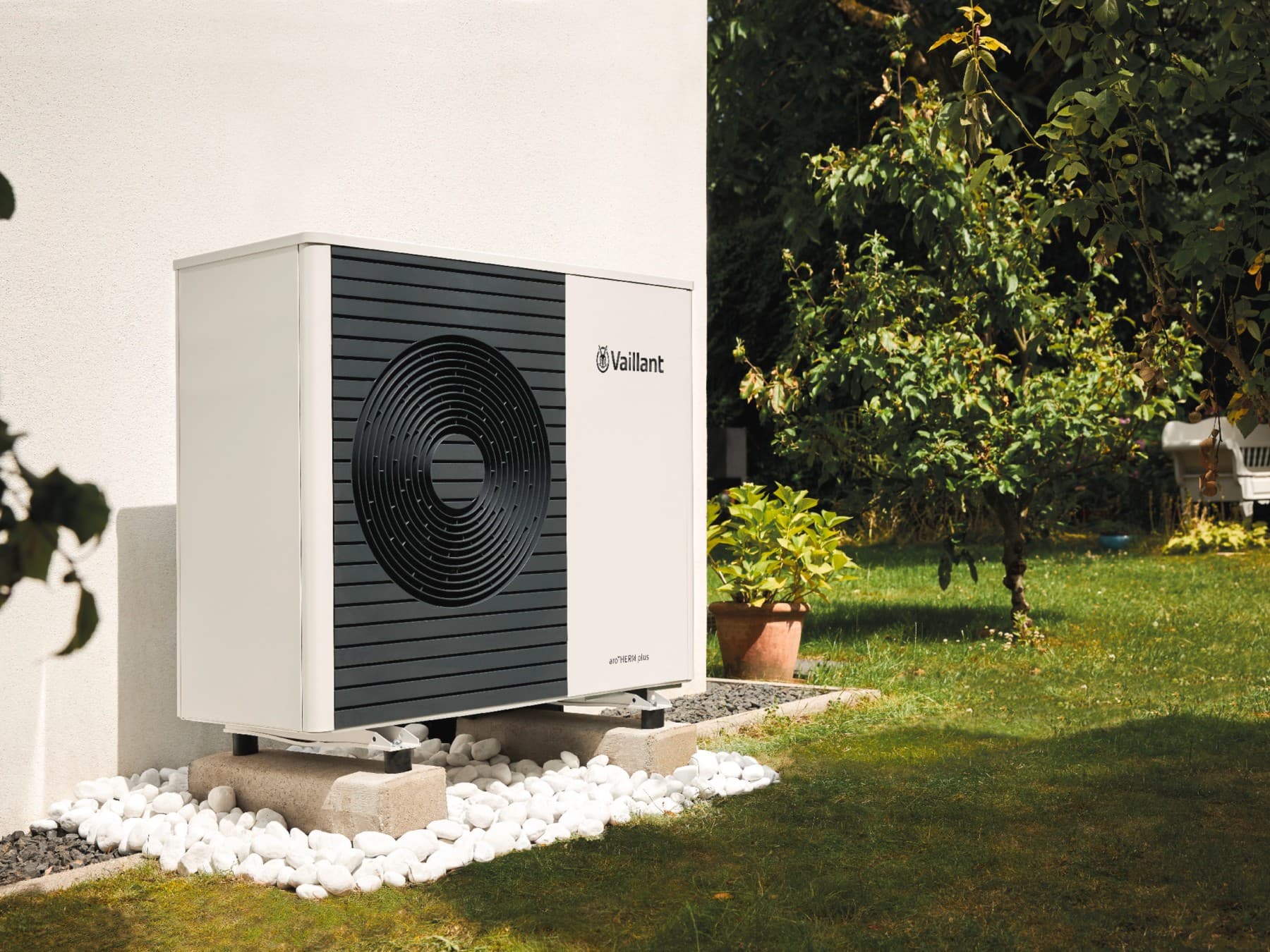 Une unité extérieure de pompe à chaleur aroTHERM plus | Vaillant