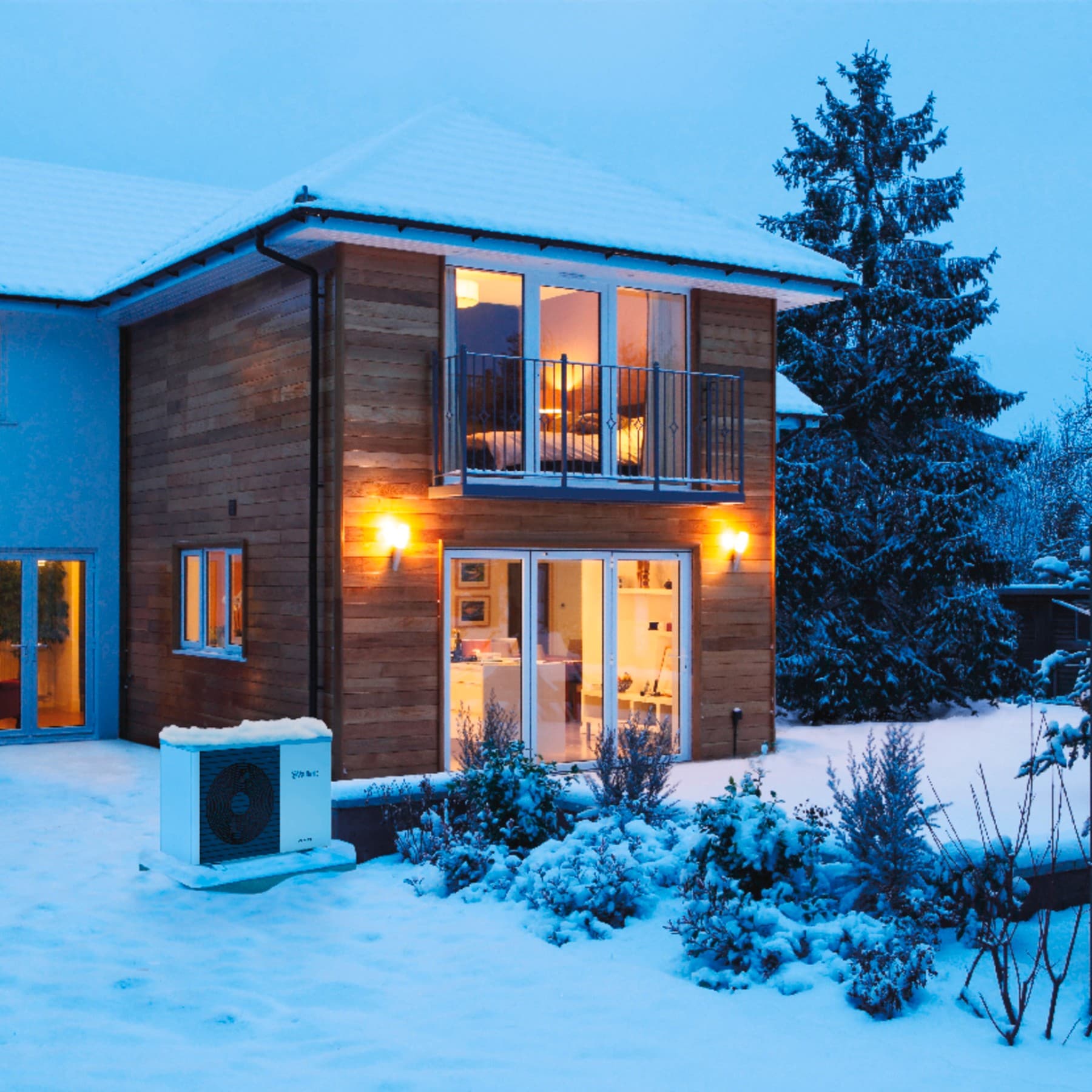 Vue extérieure d'une maison sous la neige en hiver | Vaillant