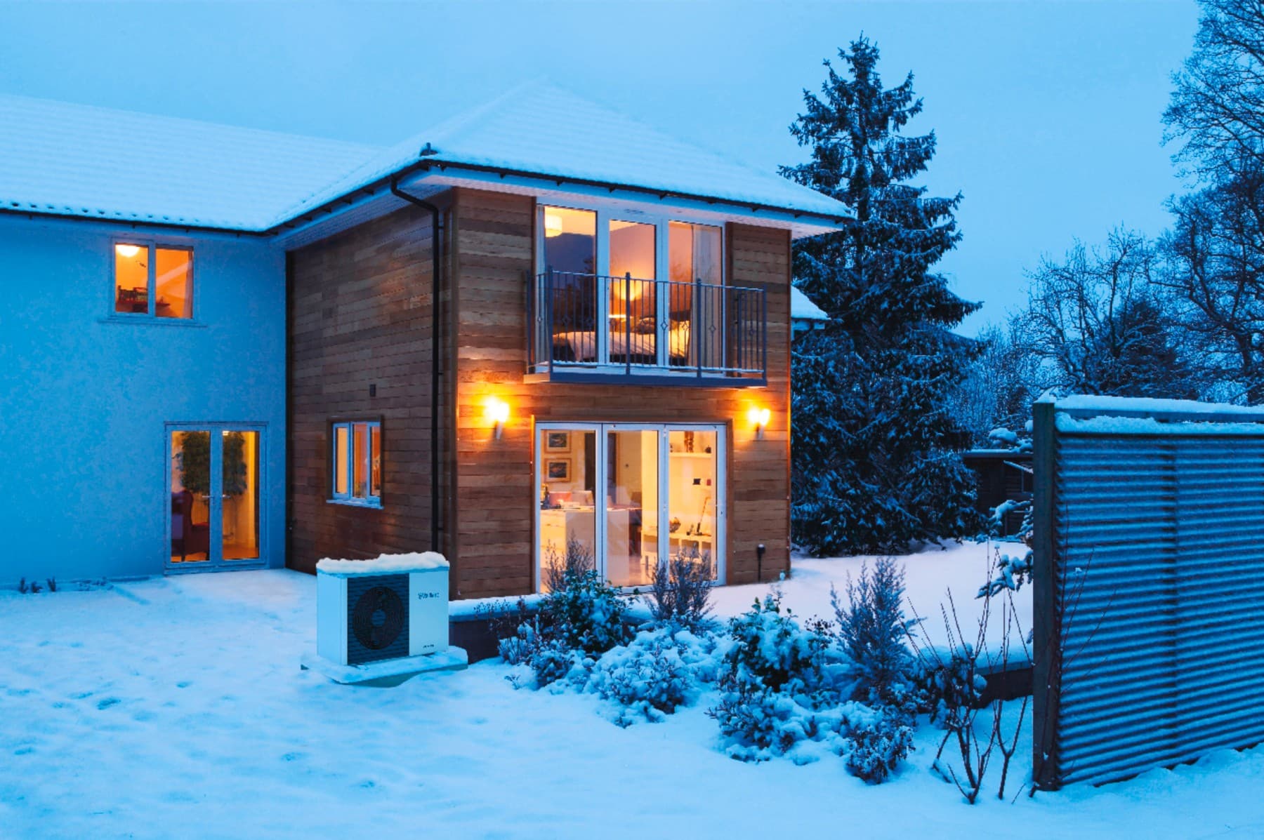 Vue extérieure d'une maison sous la neige en hiver | Vaillant