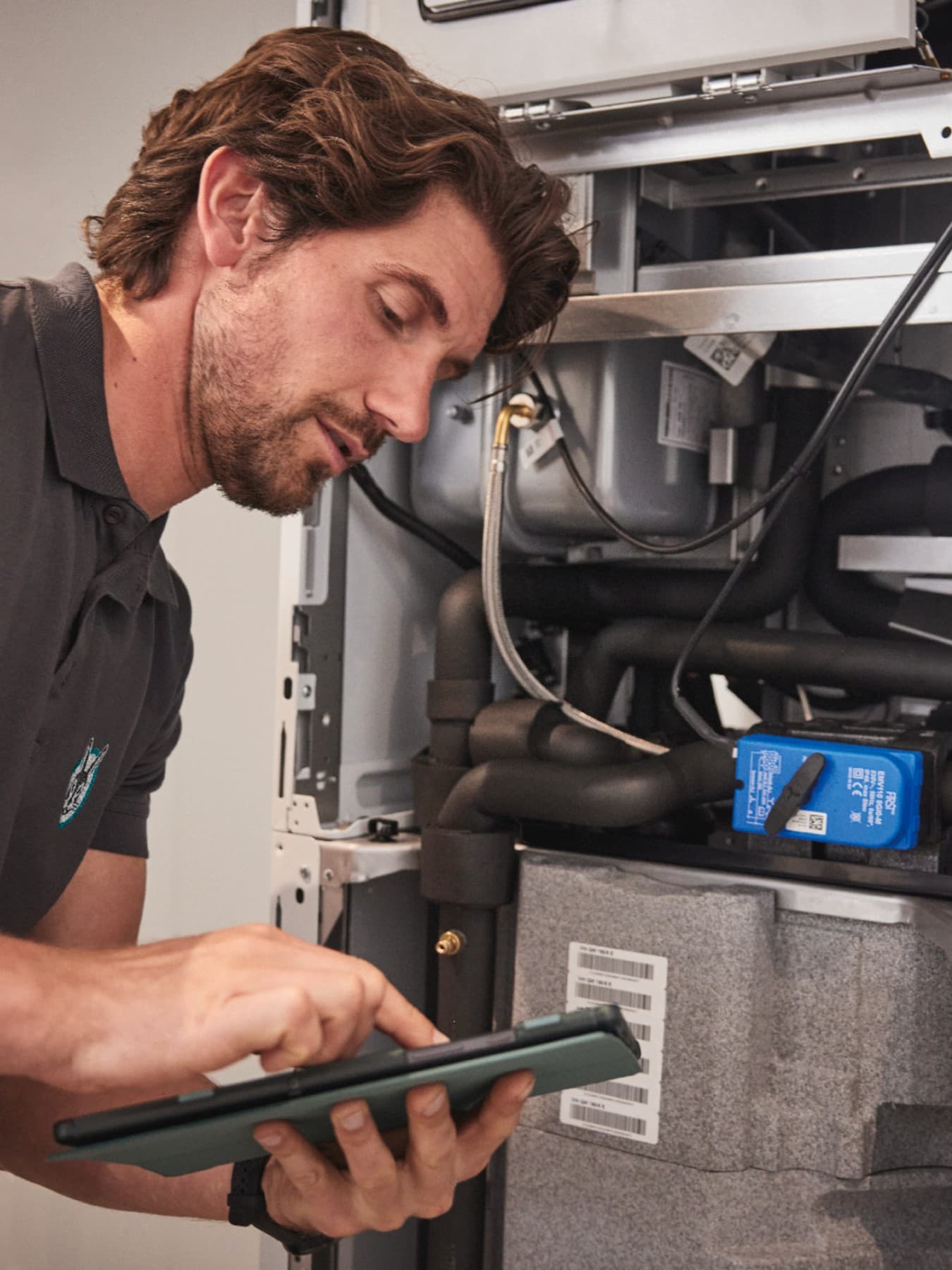 Un SAV effectuant l'entretien d'une chaudière ecoTEC plus | Vaillant