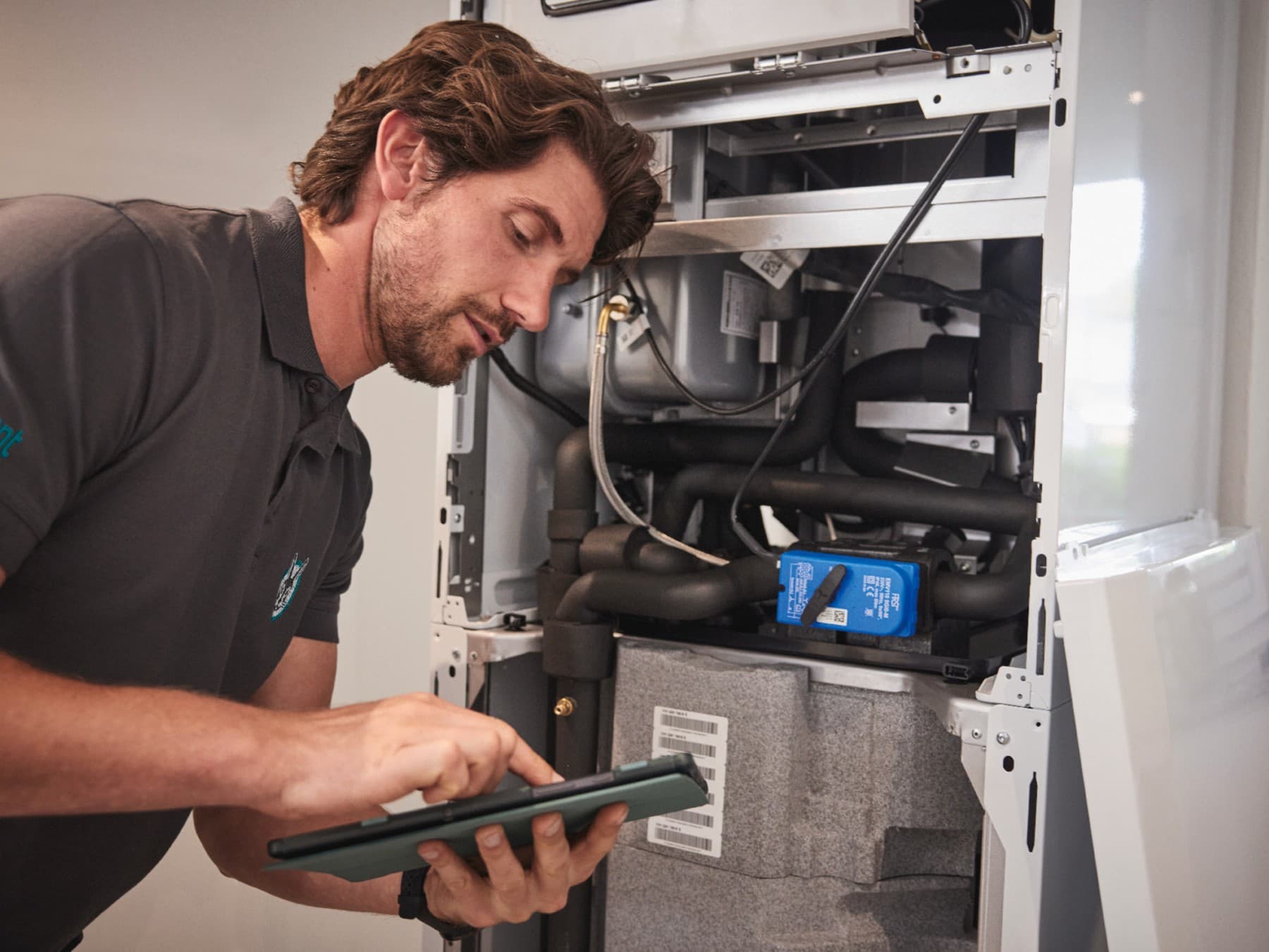 Un SAV effectuant l'entretien d'une chaudière ecoTEC plus | Vaillant