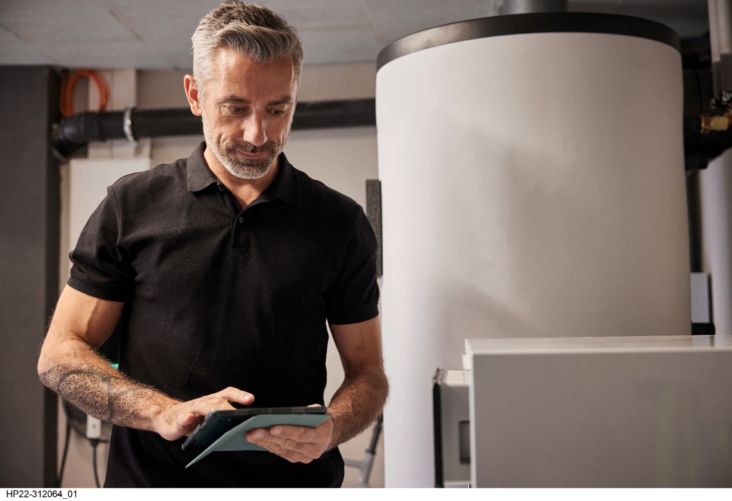 Technicien installant auroSTOR plus | Vaillant