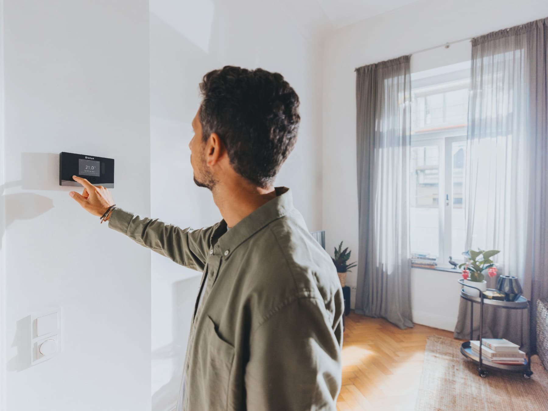 Homme installant un dispositif de mise en veille nocturne | Vaillant