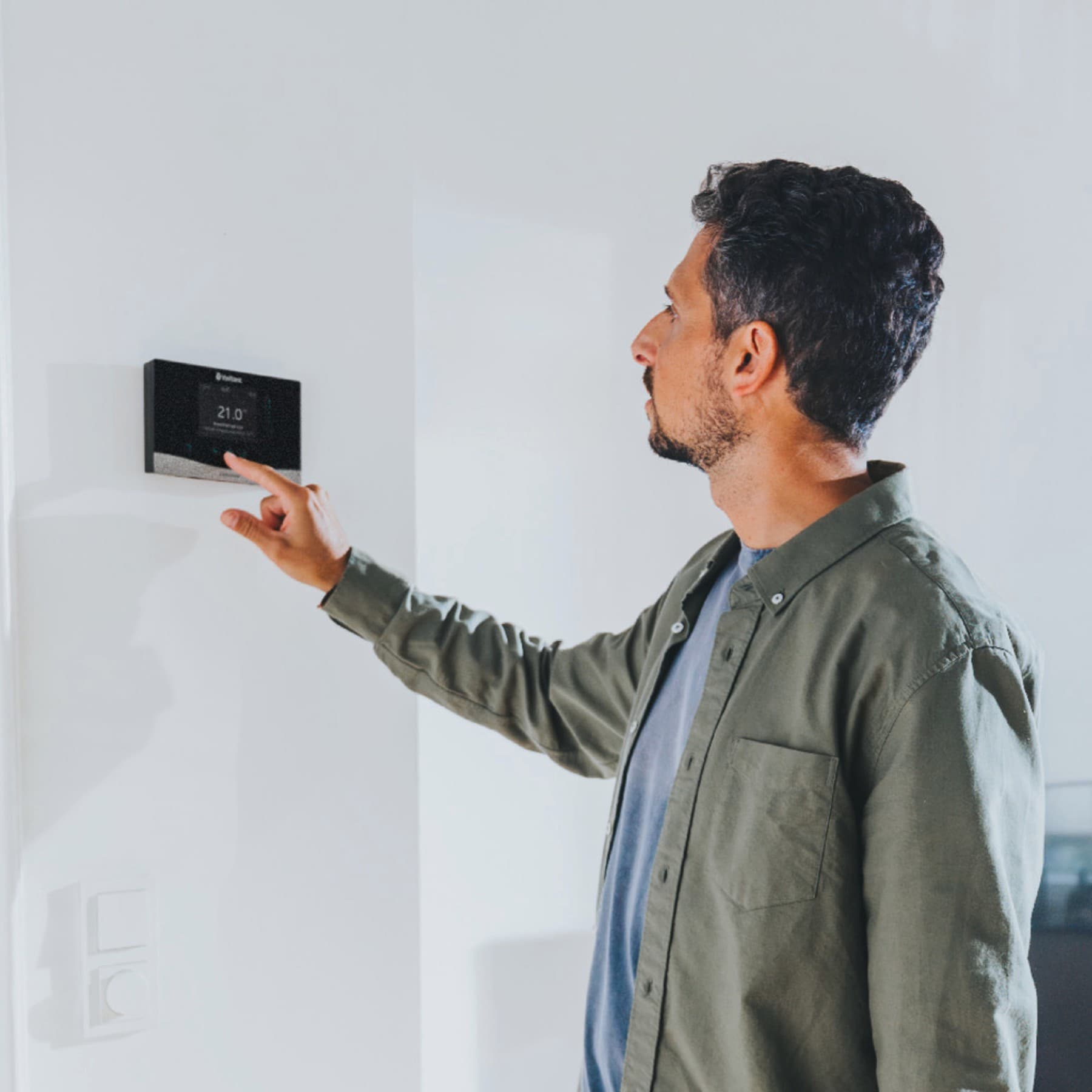 Homme utilisant une commande Vaillant