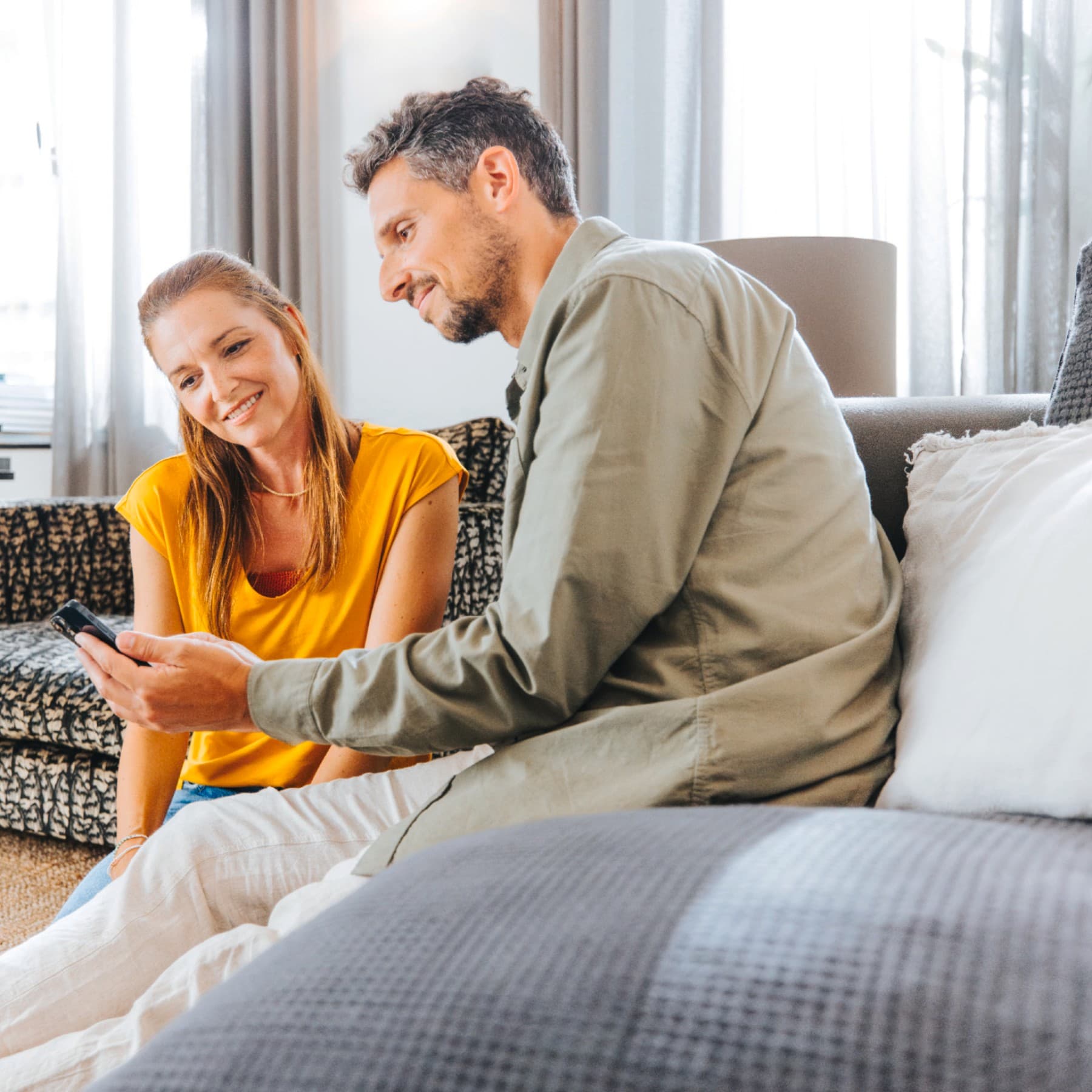 Un couple regardant un téléphone | Vaillant