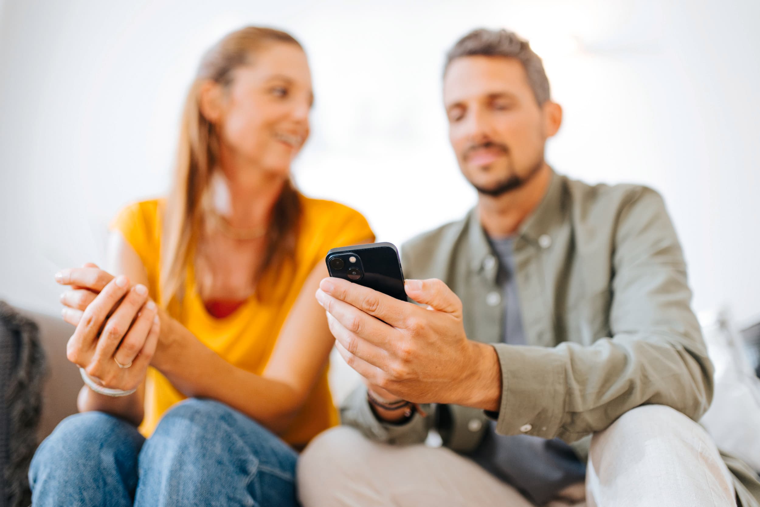 Un homme consulte son téléphone devant une femme | Vaillant
