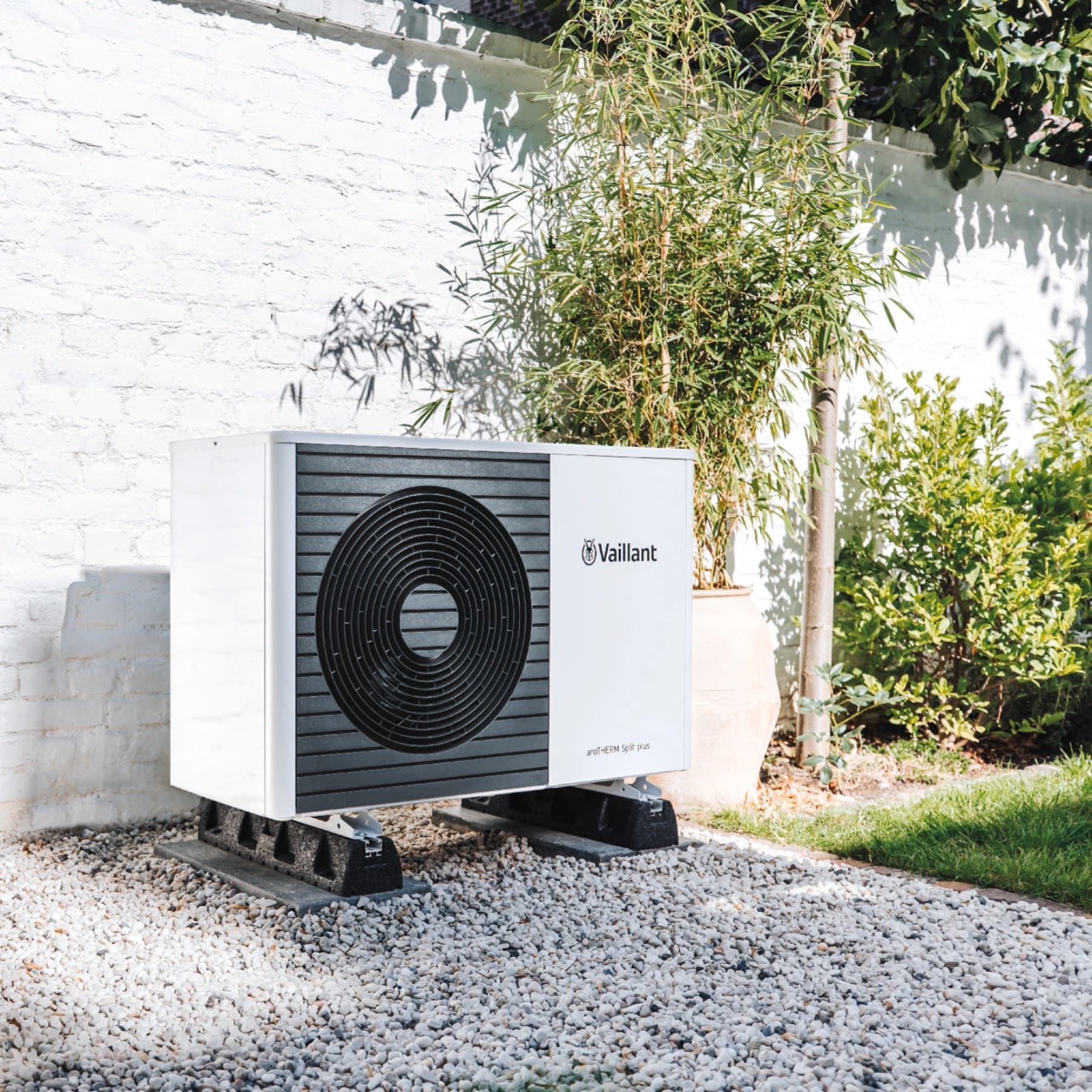 Pompe à chaleur posée sur une base solide pour réduire le bruit | Vaillant