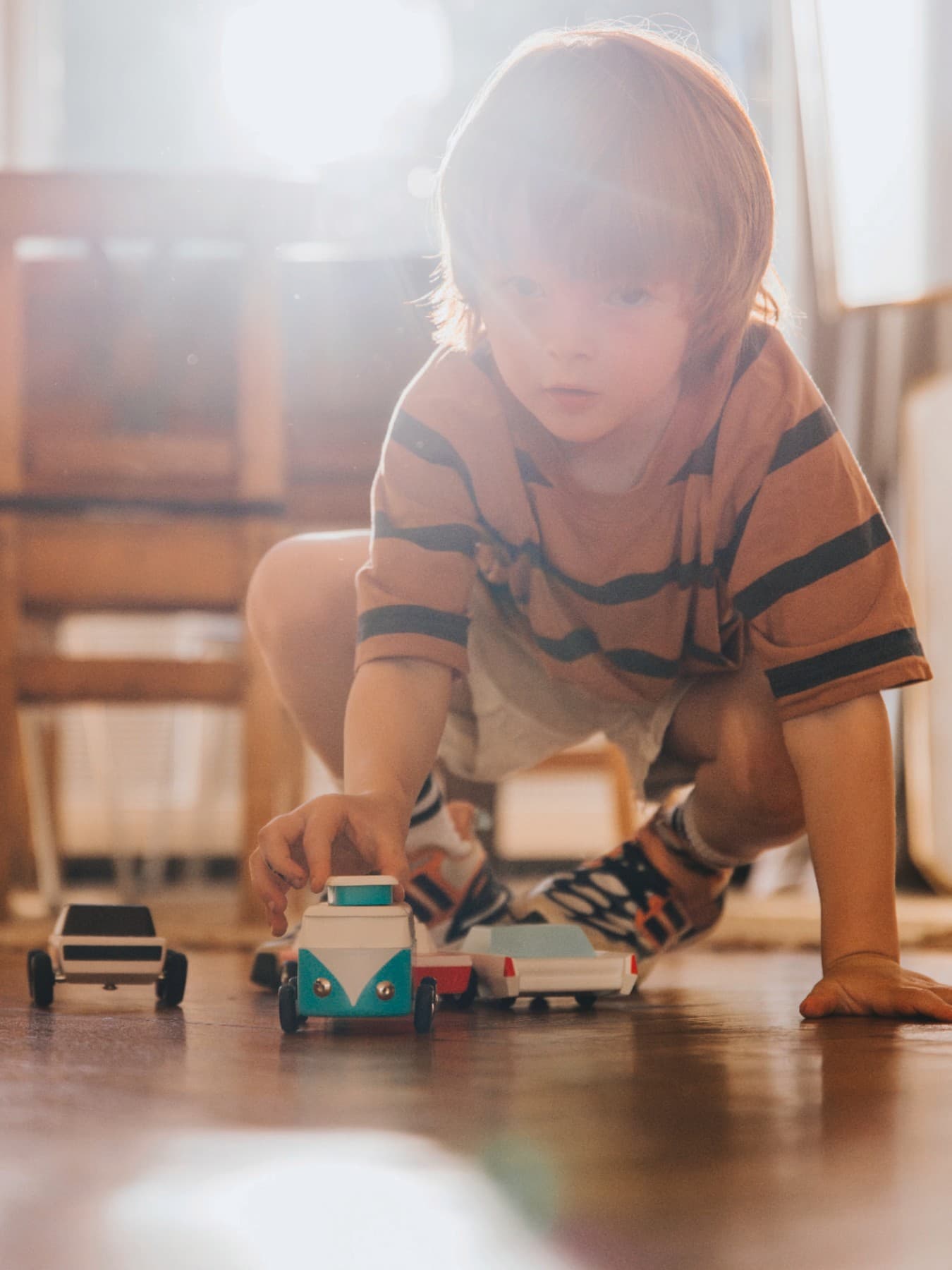 Enfant jouant par terre avec des voitures | Vaillant