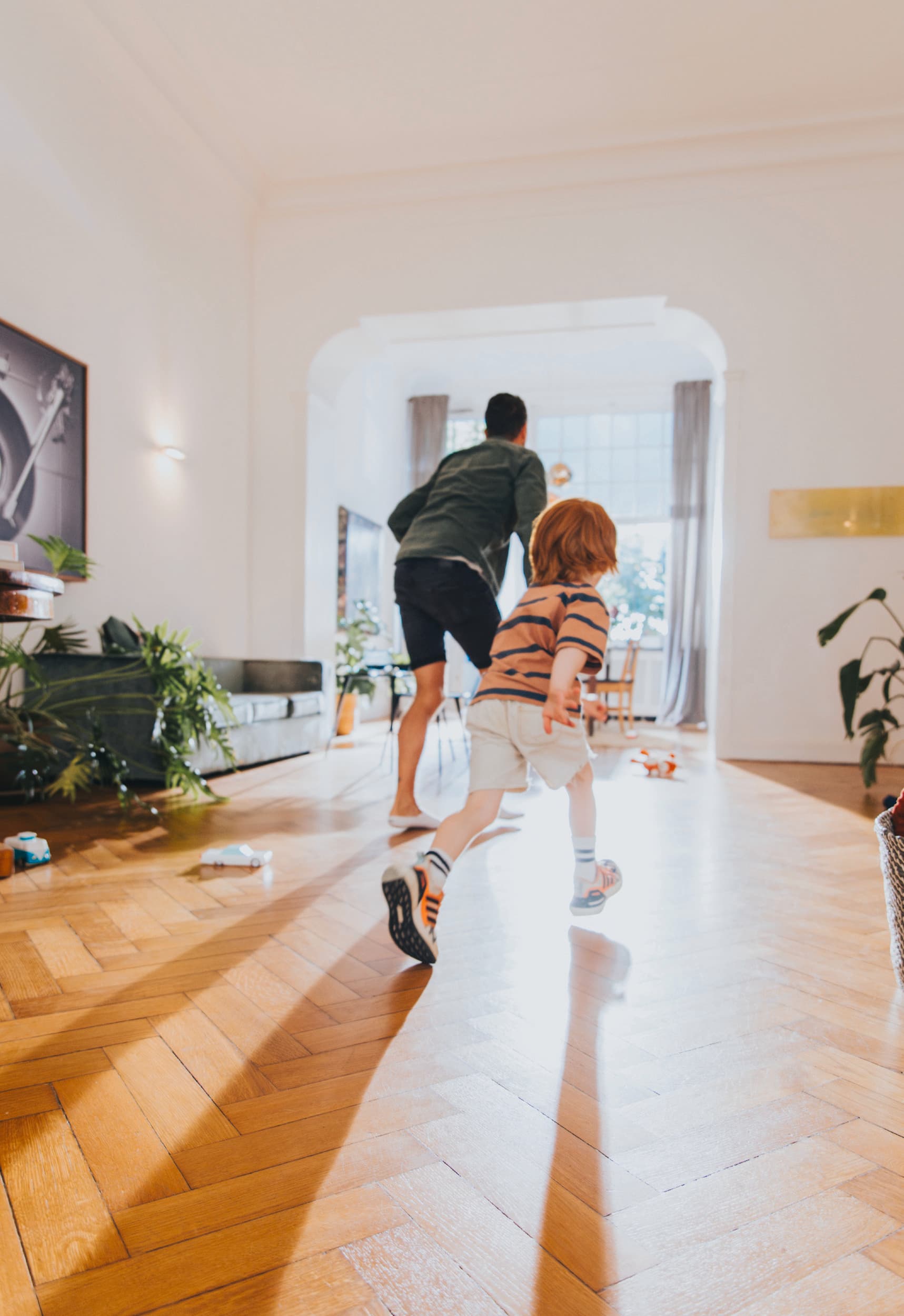 Un père et son fils joue à la course dans leur salon | Vaillant