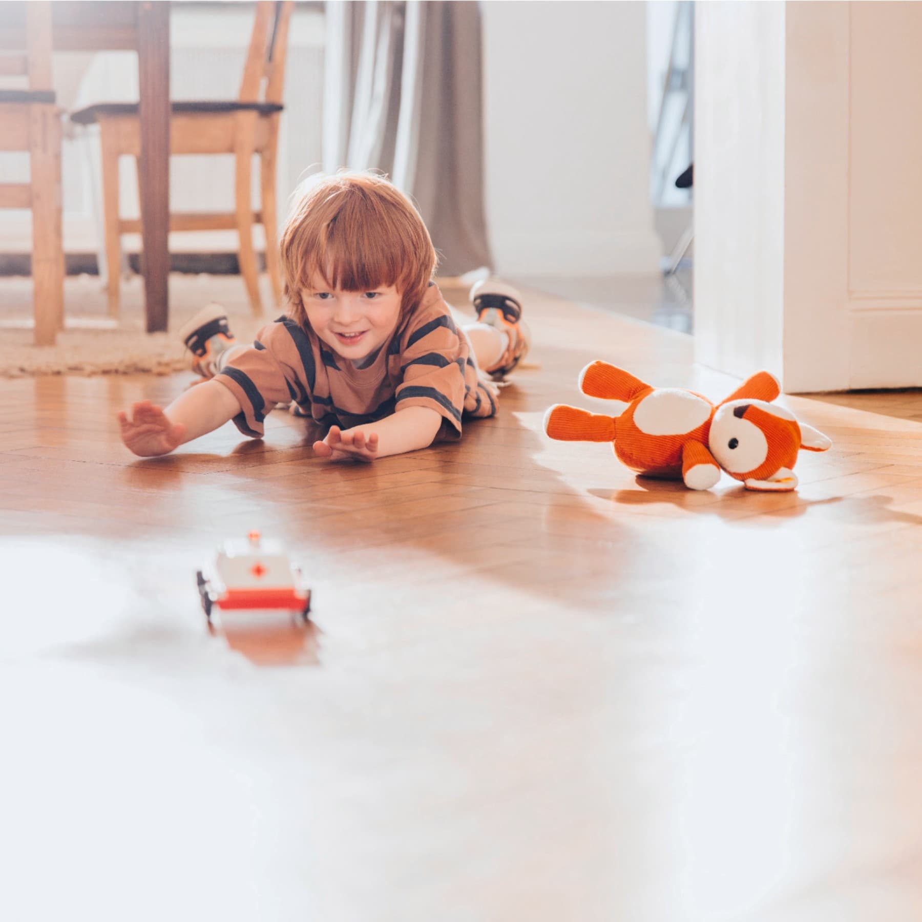 Enfant jouant par terre
